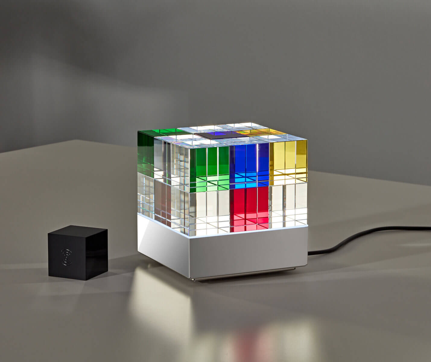 Lichtwirkung der Tecnolumen Cubelight Move MSCL 3 Tischleuchte mit transparenten und farbigen Glaswürfeln