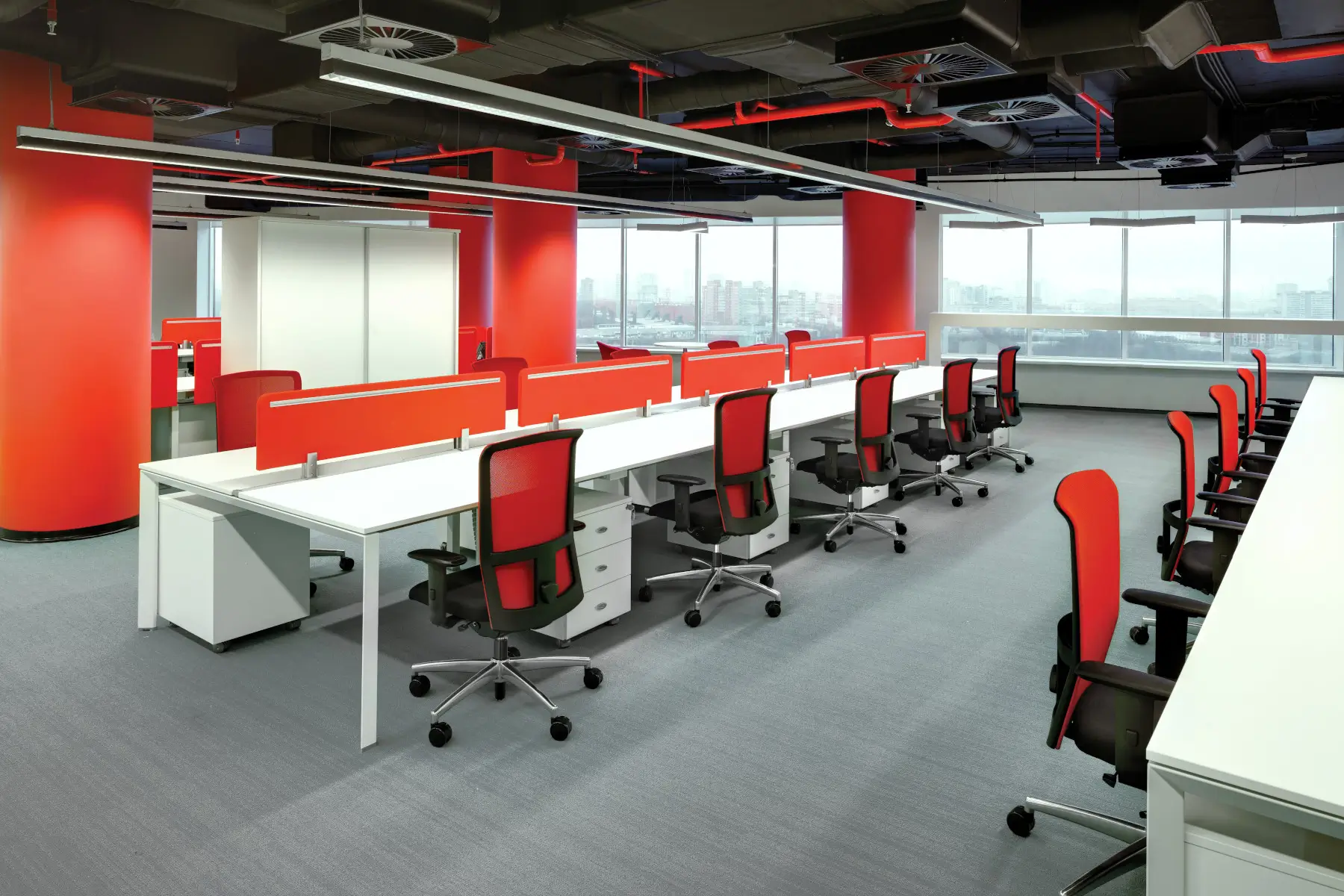Interstuhl Goal-Air 172G Bürodrehstühle an Arbeitsplätzen in einem modernen Großraumbüro