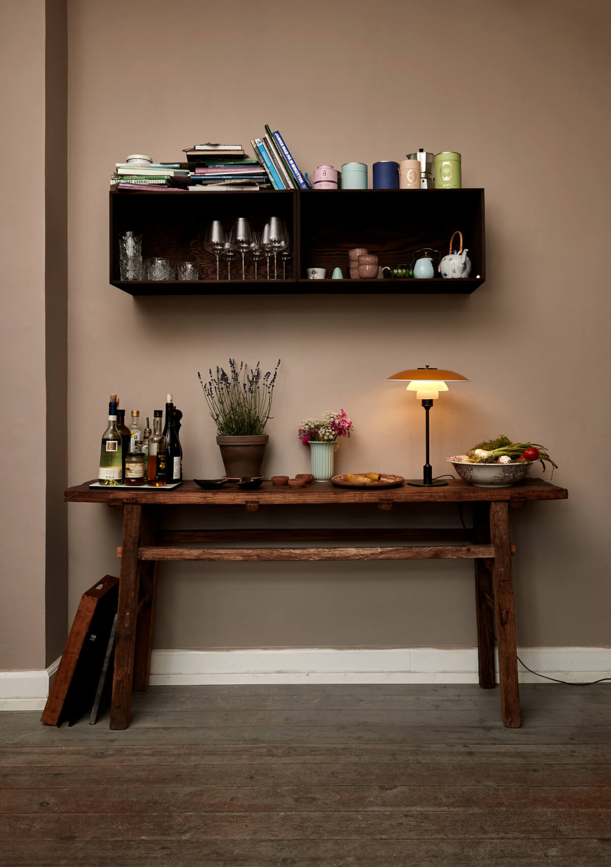 PH 3/2 Tischlampe aus Metall von Louis Poulsen, zeitloses Design mit weicher Lichtverteilung für gemütliches Ambiente.