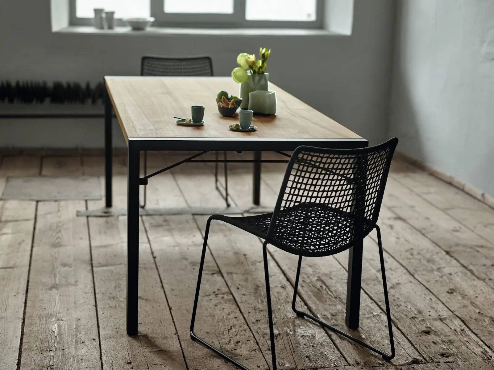Weishäupl Slope Esstisch 180 x 90 cm mit massiver Teakholzplatte und schwarzem Gestell. Hochwertiger Design-Esstisch für Wohnbereich, Esszimmer und Outdoor.