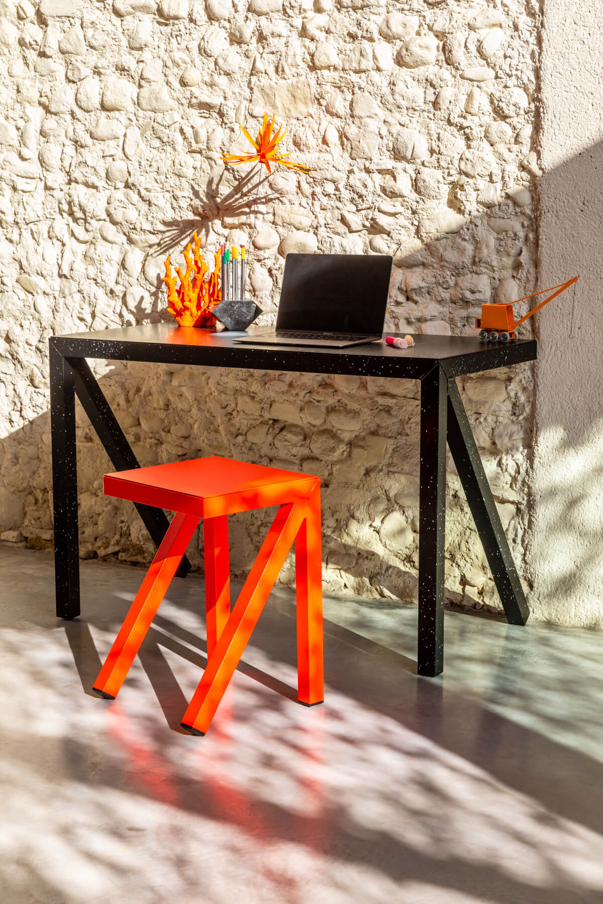 Moderner Magis Bureaurama Stehtisch, flexibel nutzbar, hochwertig verarbeitet – ideal für Team- und Arbeitsbereiche