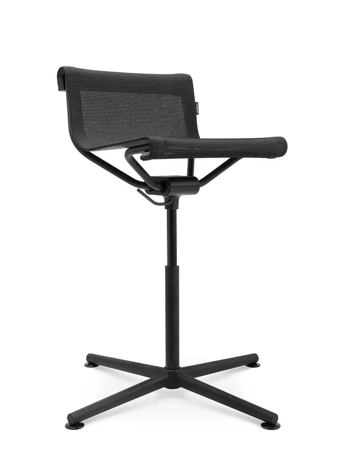 Wagner d1 Highstool mittelhoch mit ergonomischer Netzbespannung und höhenverstellbarem 4-Stern-Gestell in Schrägansicht.