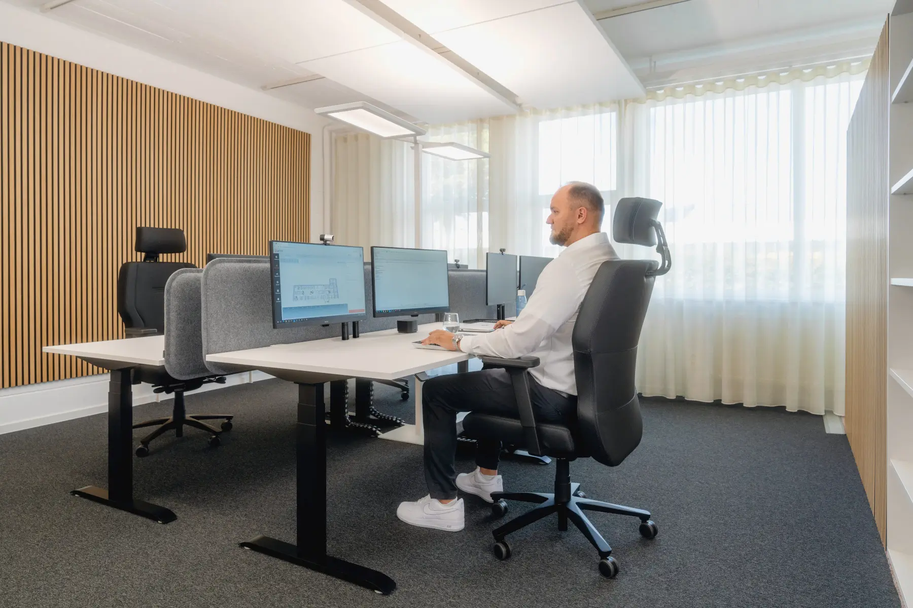 Interstuhl XXLis5 XL113 Bürostuhl in Schwarz an einem modernen Büroarbeitsplatz