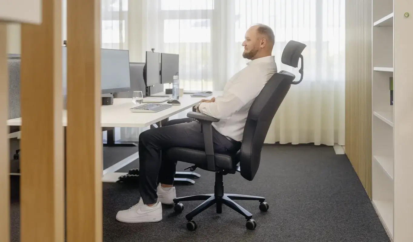 interstuhl-xxl-buerostuhl-nutzer-seitenansicht.webp?width=3000