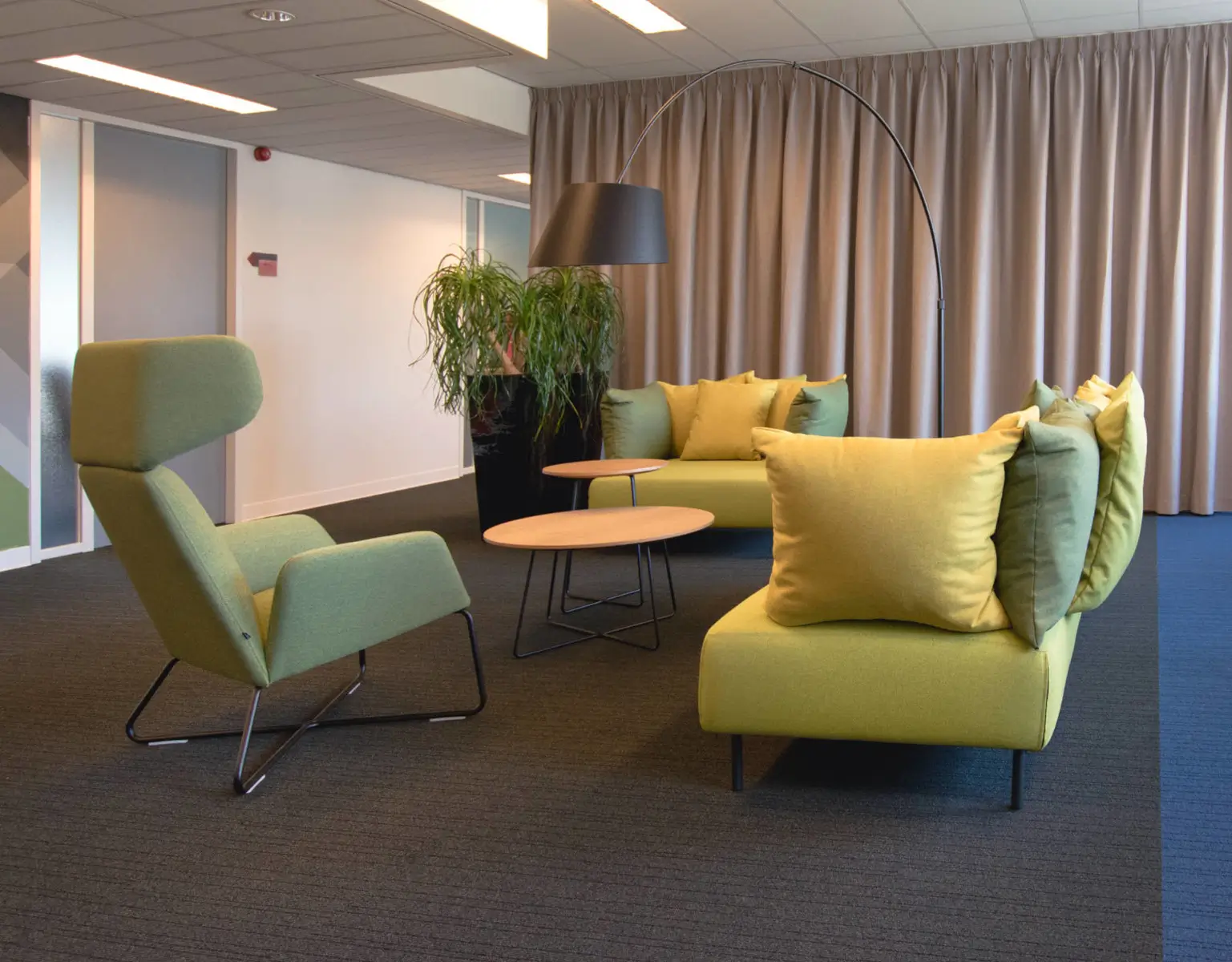 Noti Mishell Couchtisch Ø 80 cm mit Holzbeinen als Loungetisch in einem modernen Bürobereich