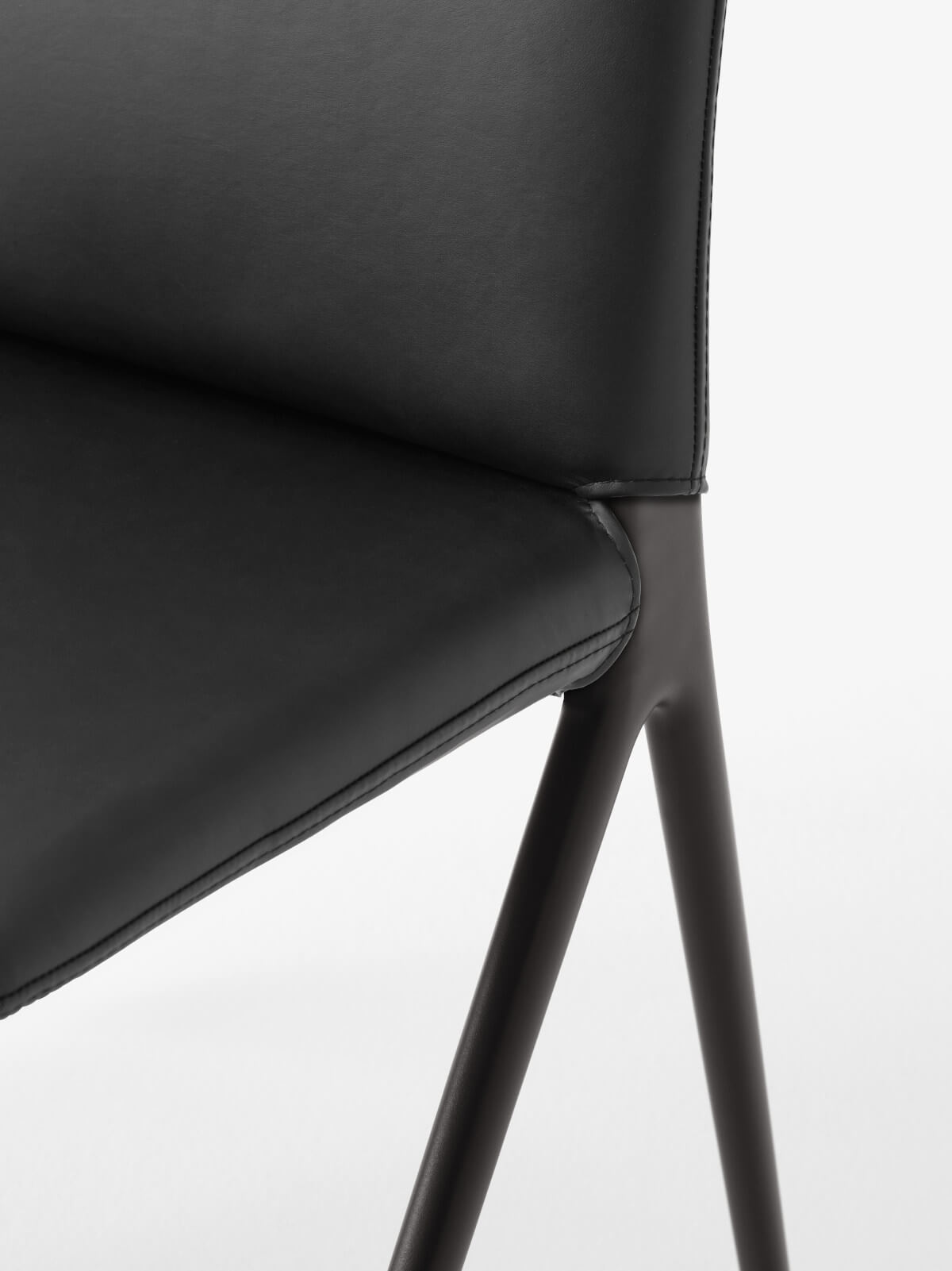 &Tradition Kape IF7 Designerstuhl schwarz mit hochwertigem Leder, stilvoller Esszimmerstuhl modern