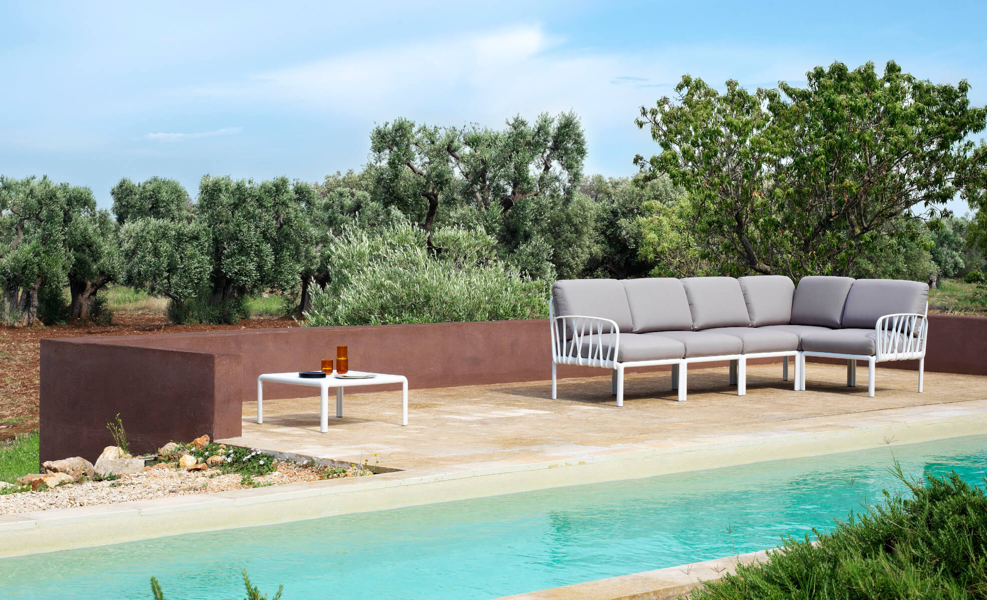 Modernes Komodo Gartensofa, langlebig, ergonomisch und farbenfroh – italienisches Design für Outdoor