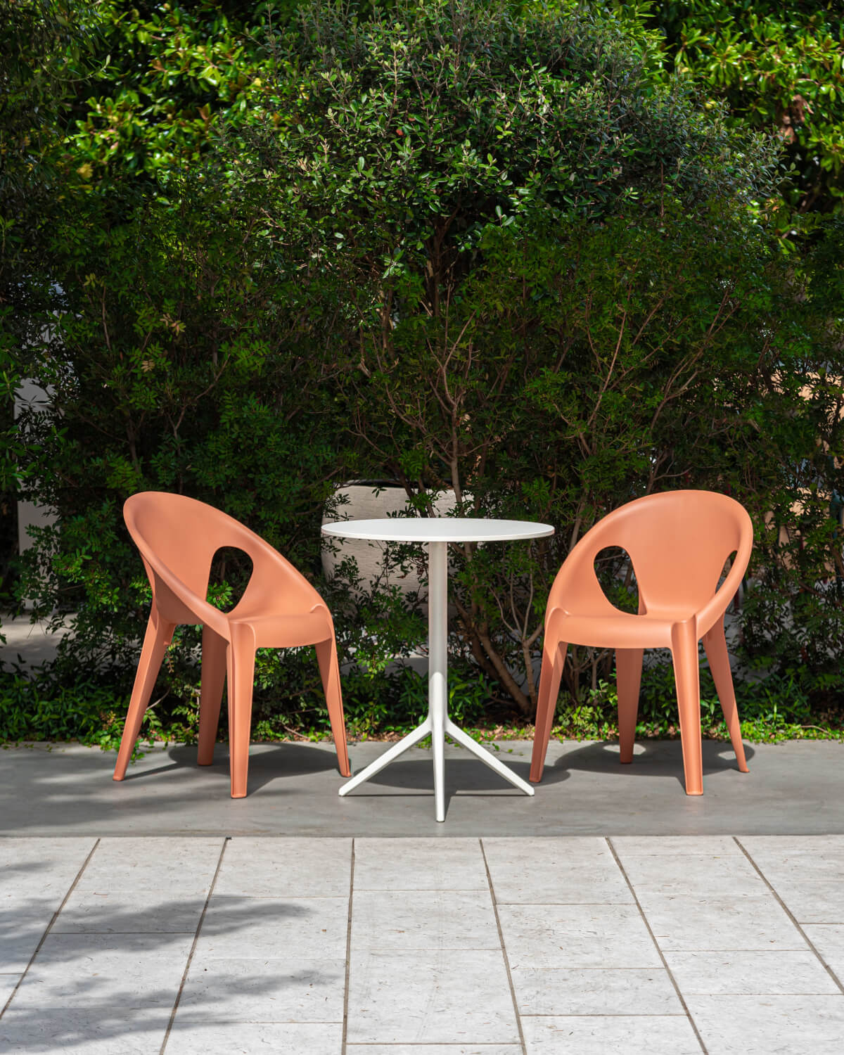 Magis Bell Chair in modernem Wohn- oder Büroambiente, stapelbar, bequem, hochwertig – elegantes Design