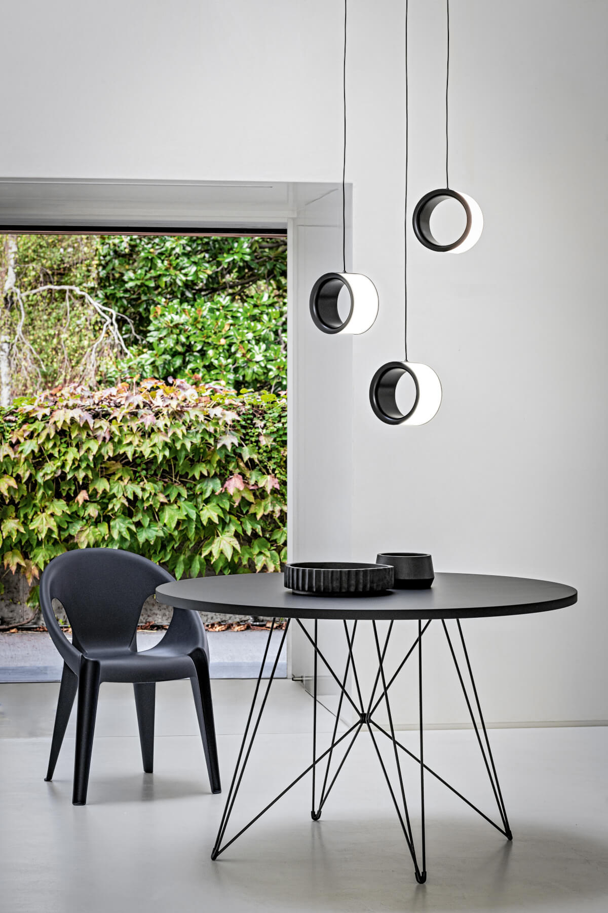 Magis Lost LED Pendelleuchte im modernen Esszimmer, elegant, energiesparend und hochwertig – italienisches Design