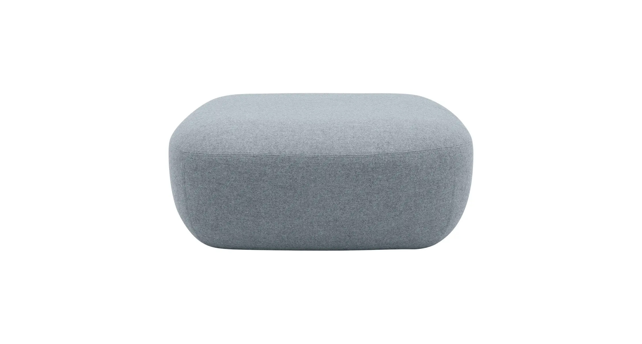 Softline Clay Hocker in Grau aus frontaler Perspektive mit kompakter, vollständig gepolsterter Form und weich gerundeten Konturen.
