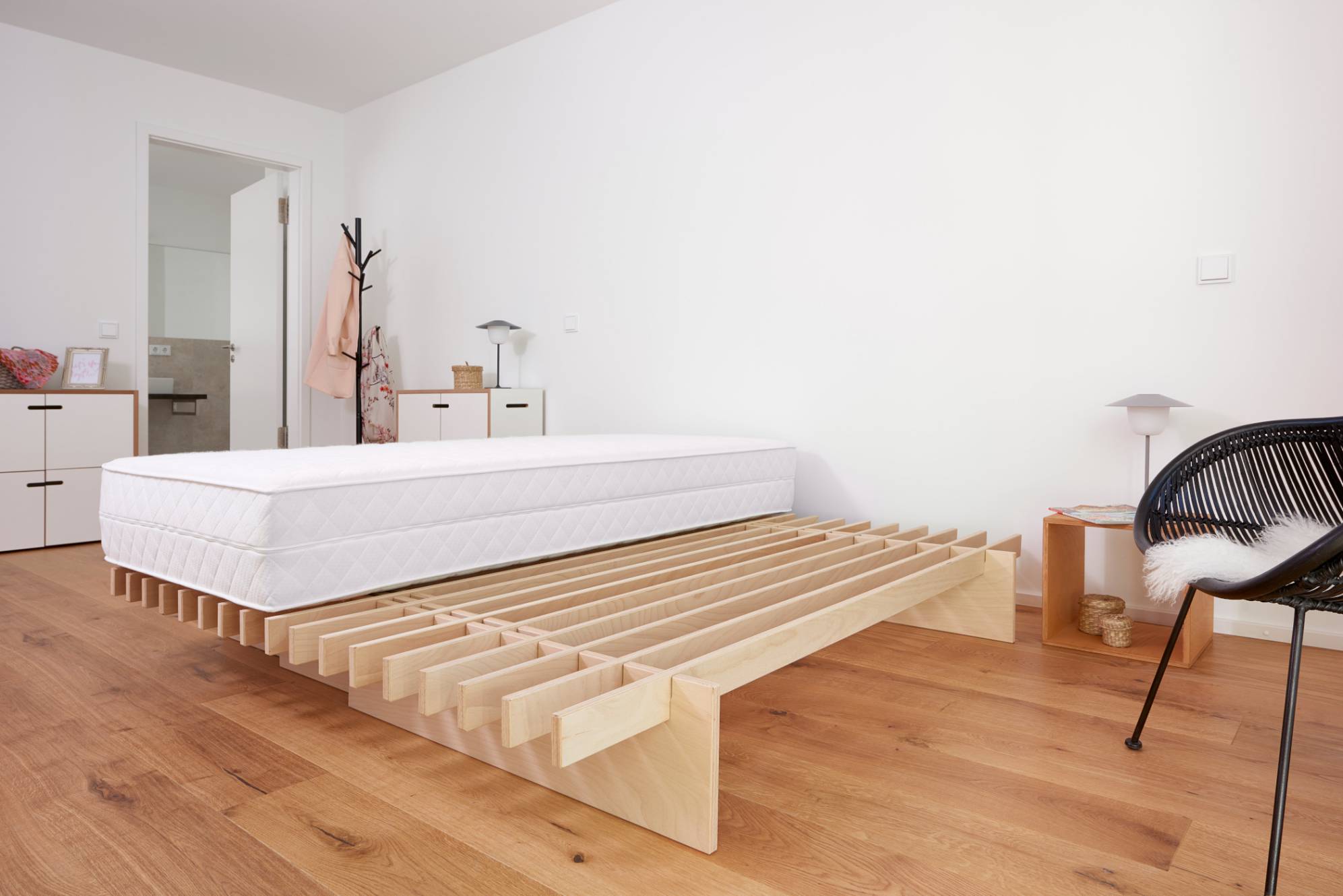 Tojo Parallel Bett mit funktionaler Holzstruktur, werkzeuglos montierbar und modern