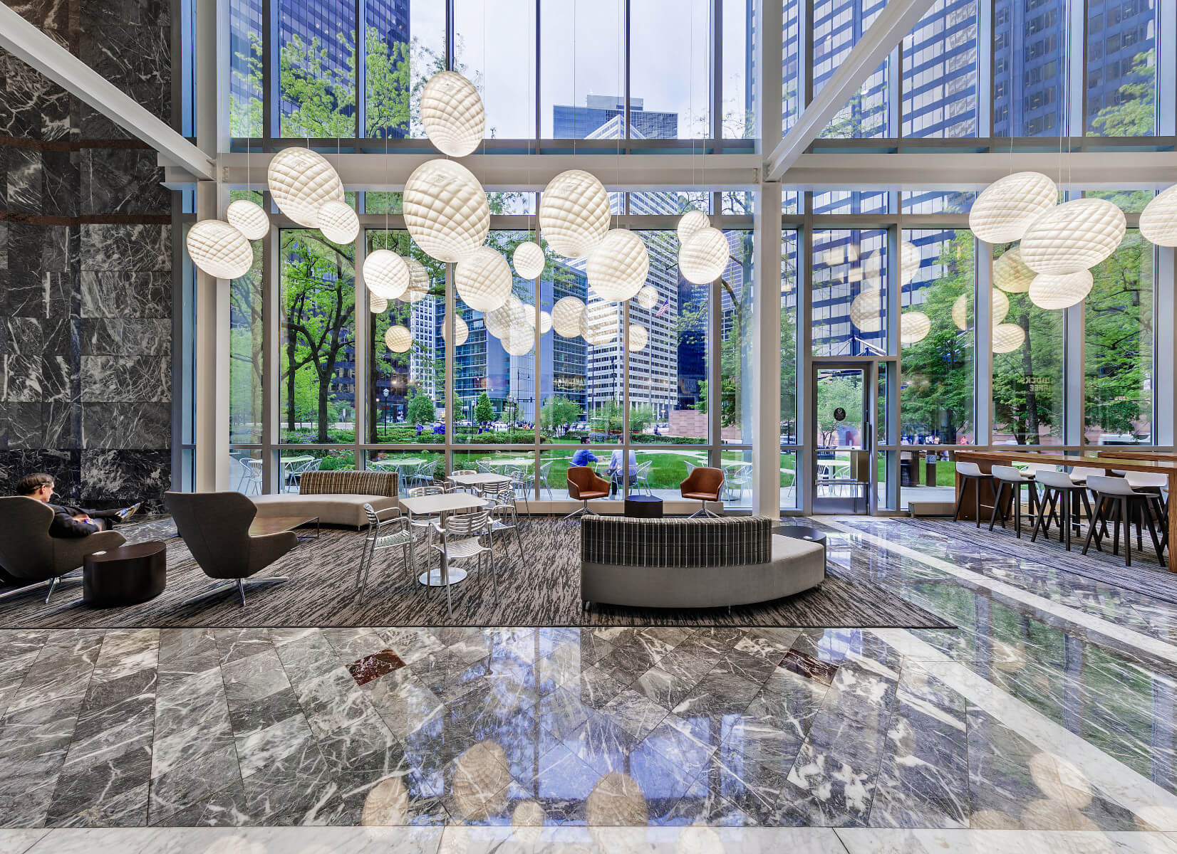 Moderne Louis Poulsen Patera Pendellampe mit organischem Design und weicher Lichtverteilung für jeden Raum.