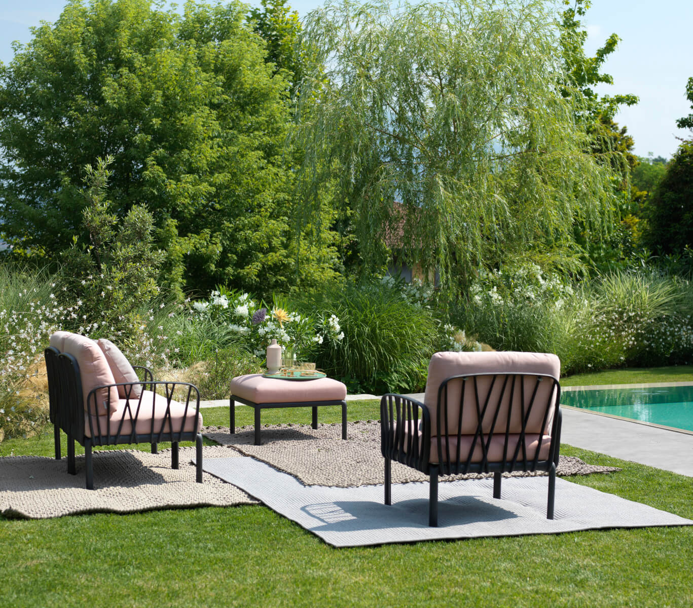 Nardi Komodo Poltrona Sessel auf Terrasse, robust, farbenfroh und flexibel einsetzbar – hochwertiges Outdoor-Design