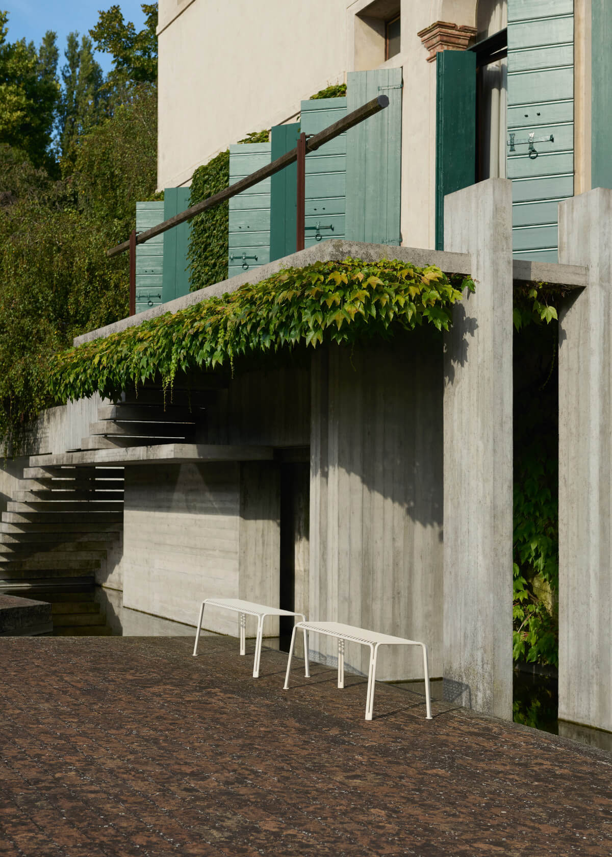 &Tradition Thorvald SC112 Outdoor-Bank, langlebiger pulverbeschichteter Stahl, stilvolles Gartendesign.