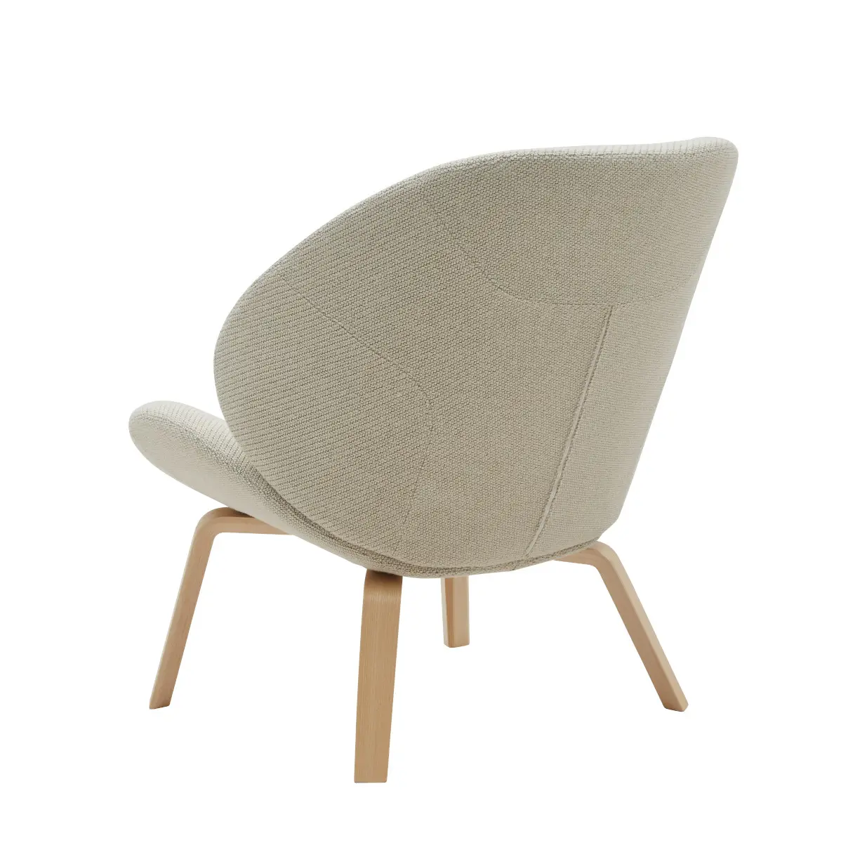 Softline Eden Sessel in Beige aus rückseitiger Perspektive mit großzügig gepolsterter Rückenlehne und hellem Holzgestell.