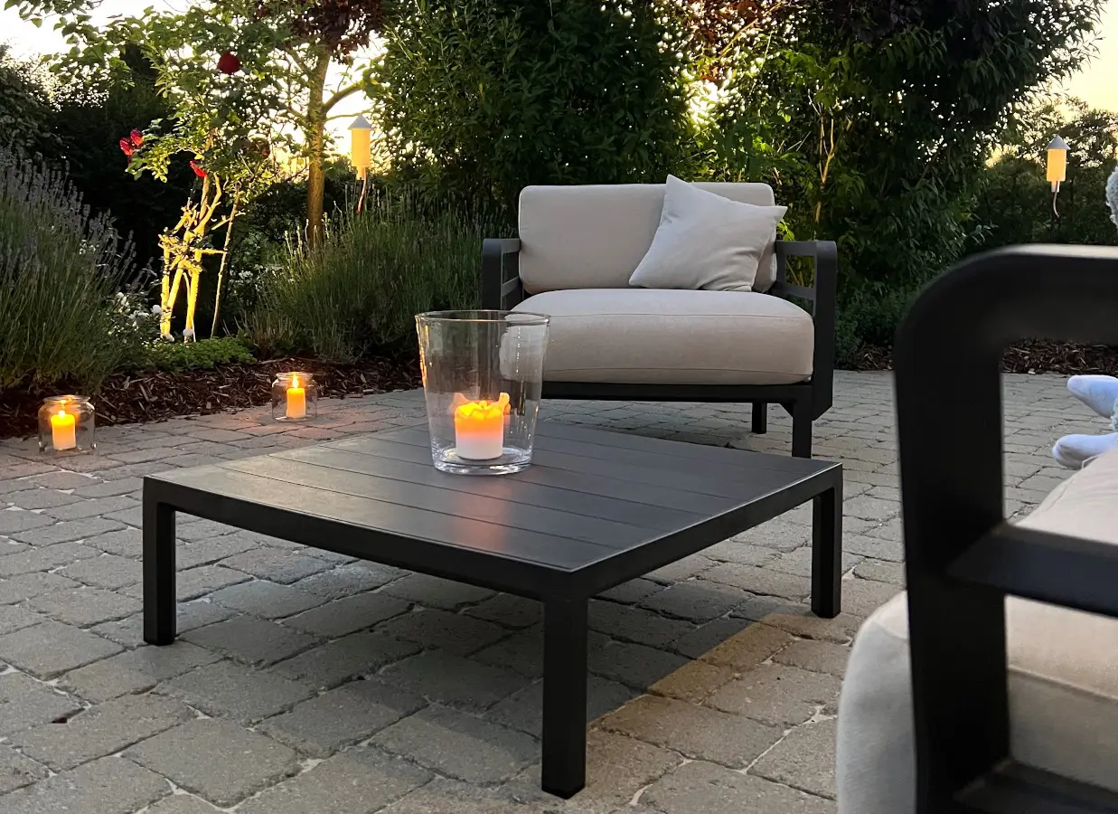 Outdoor-Lounge mit Nardi Maximo 5 Gartensofa, Poltrona Sessel und Couchtisch in Terra Perla