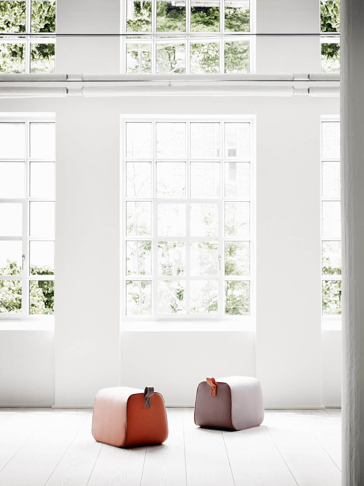 Moderner Softline Nector Hocker, kompakter Designhocker mit klaren Linien und Komfortpolsterung