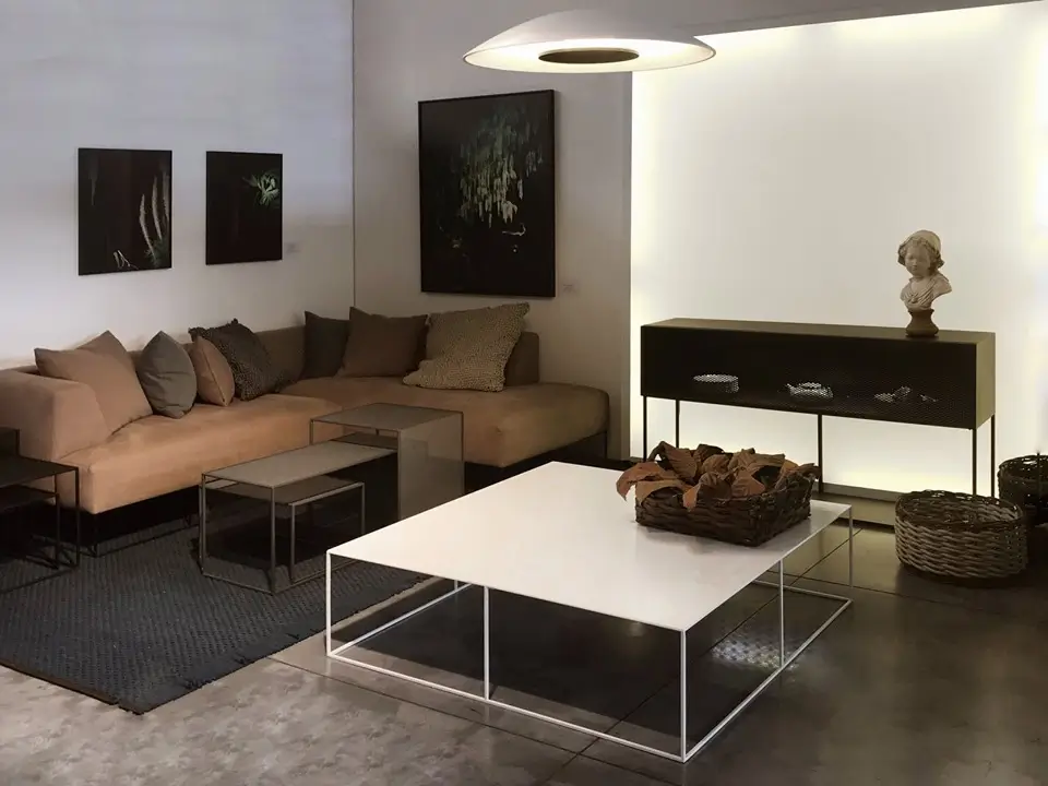 Zeus Tristano Sideboard mit Beleuchtung als eleganter Blickfang in einem gemütlichen Wohnzimmer.