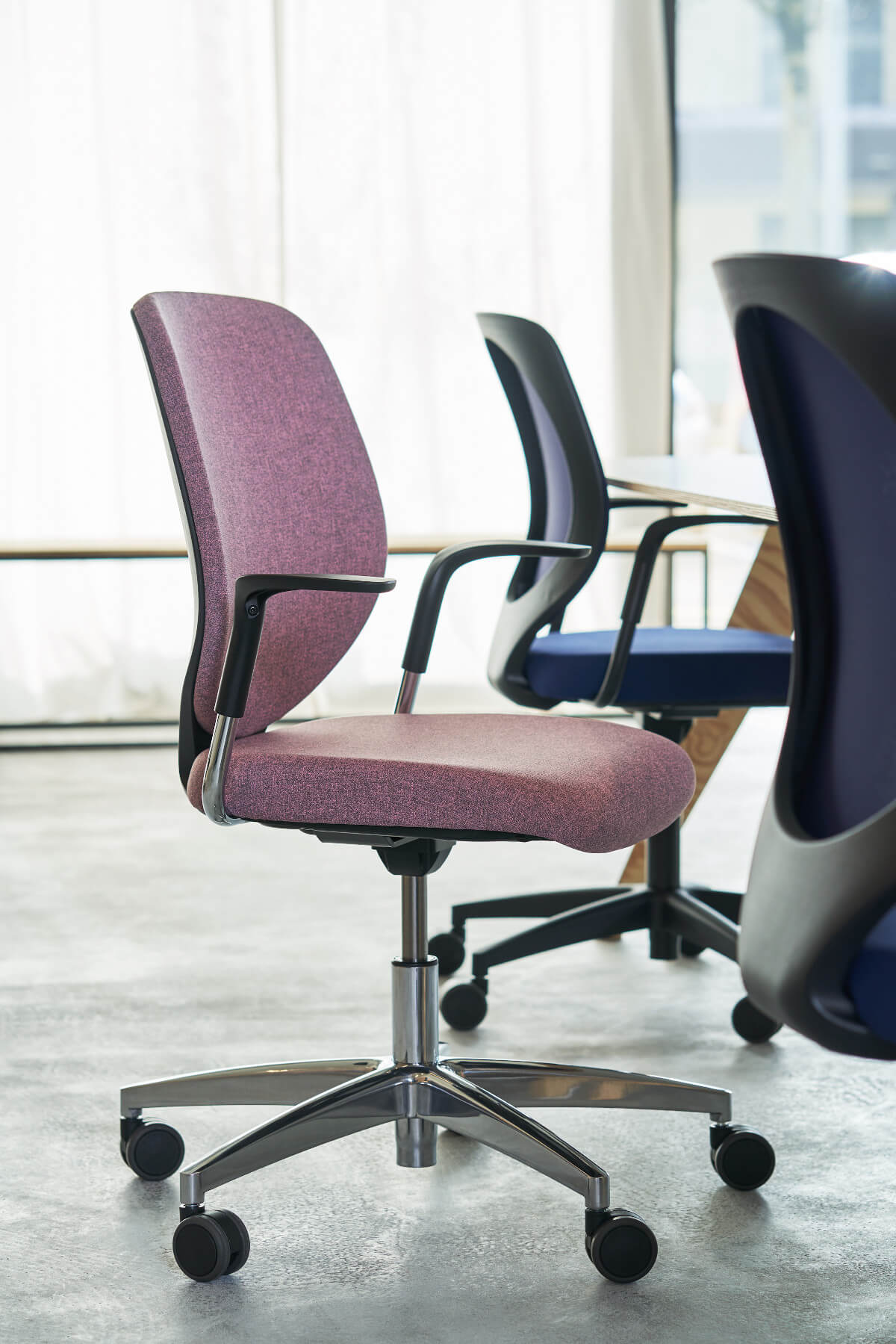 Giroflex 353-3018 Konferenzstuhl mit luftdurchlässigem Netzrücken, zeitgemäßer Stuhl für professionelle Meetingräume