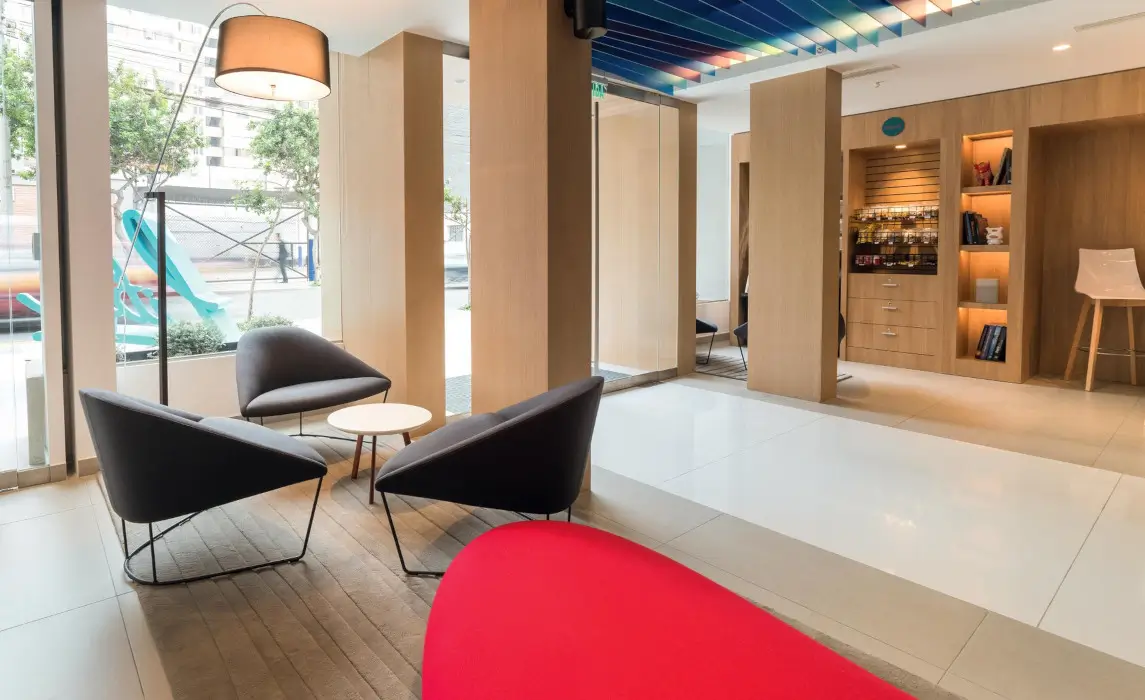 Moderner Hotel-Eingangsbereich mit Lounge-Sitzgruppe und stilvoller Beleuchtung