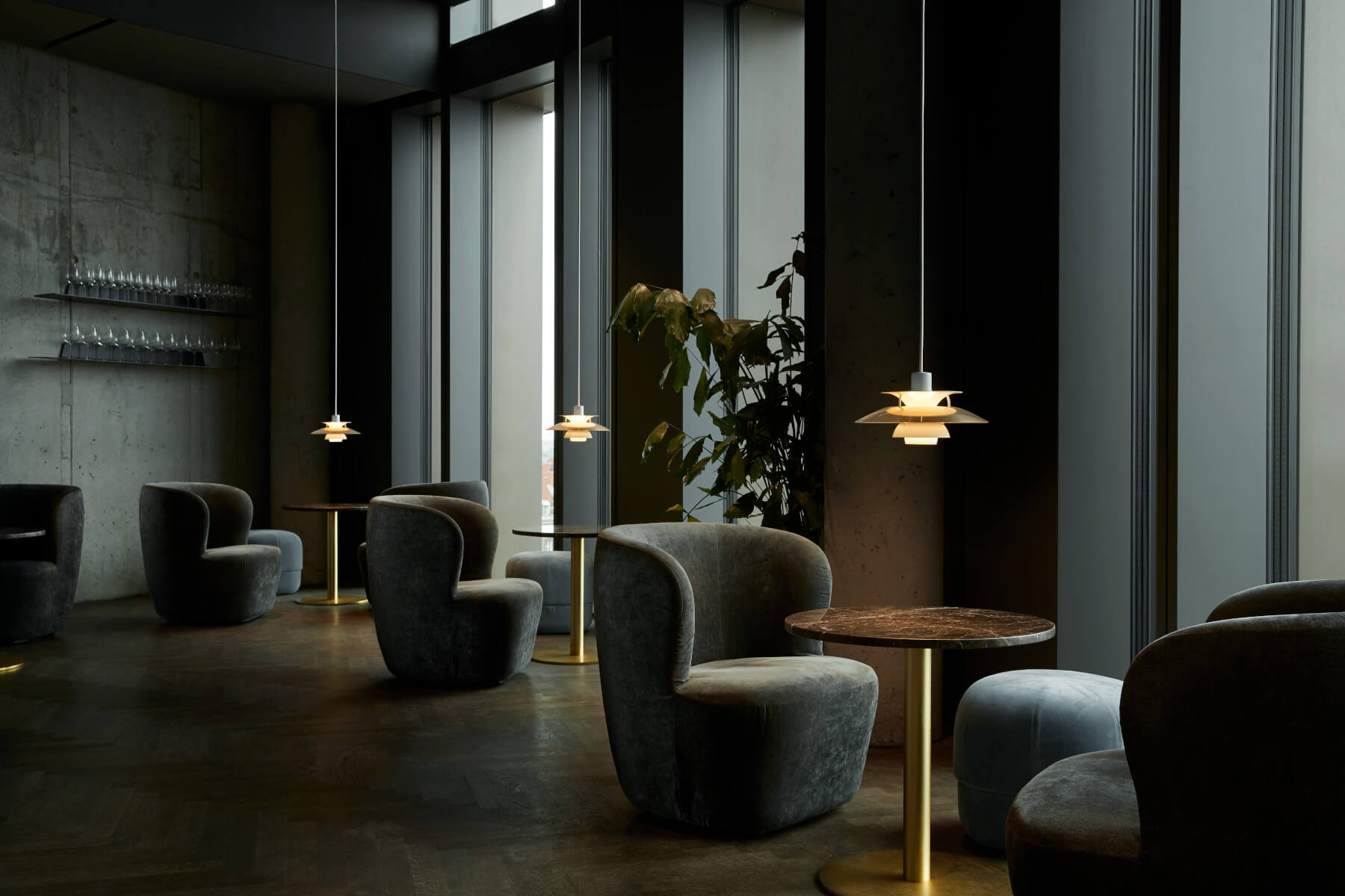 Louis Poulsen PH5 Mini Pendelleuchte mit innovativem Design für blendfreies Licht und stilvolles Ambiente.