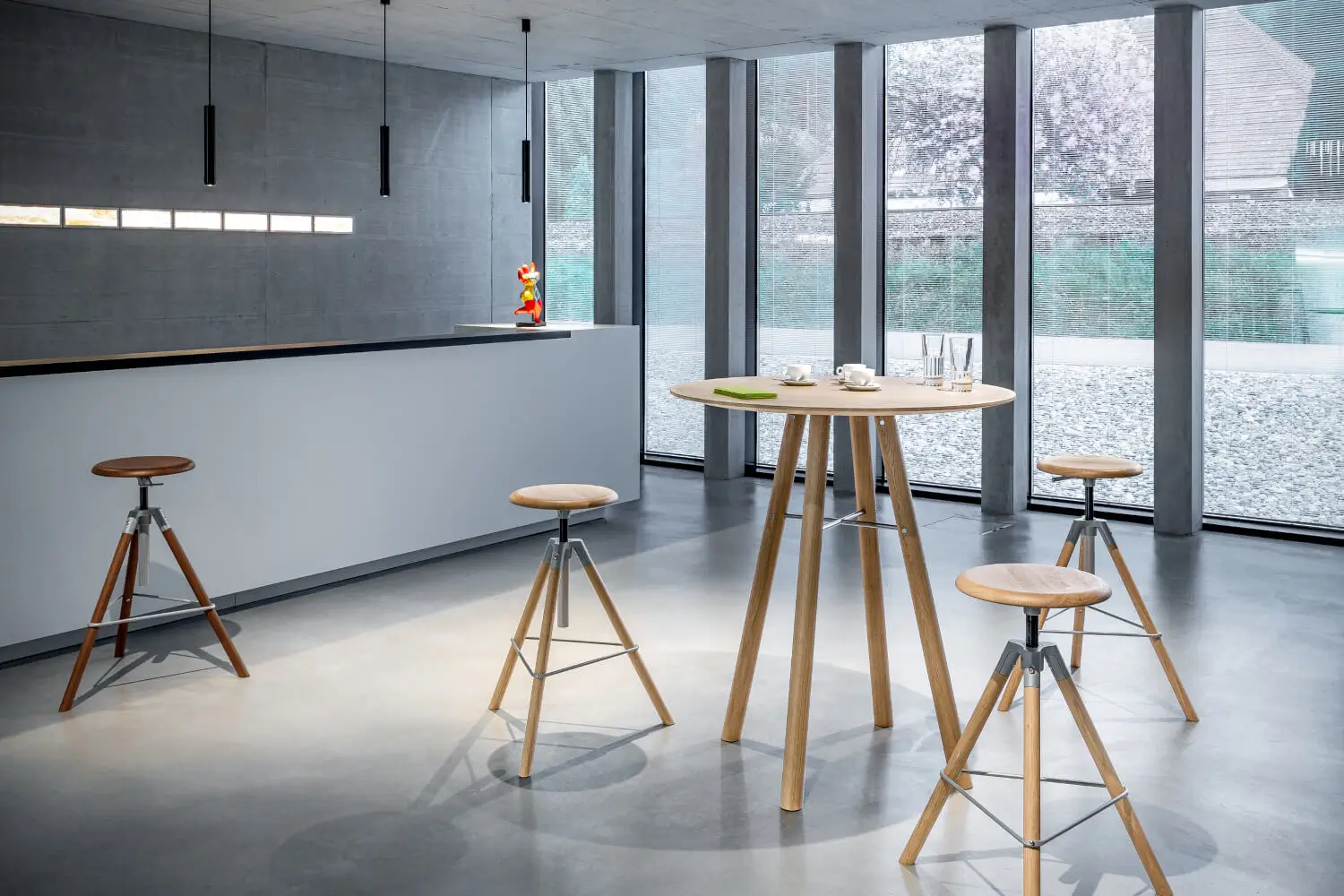 Girsberger Akio Stehtisch für Empfangsbereiche, Wartezonen und offene Kommunikationsflächen mit modernem Ambiente.