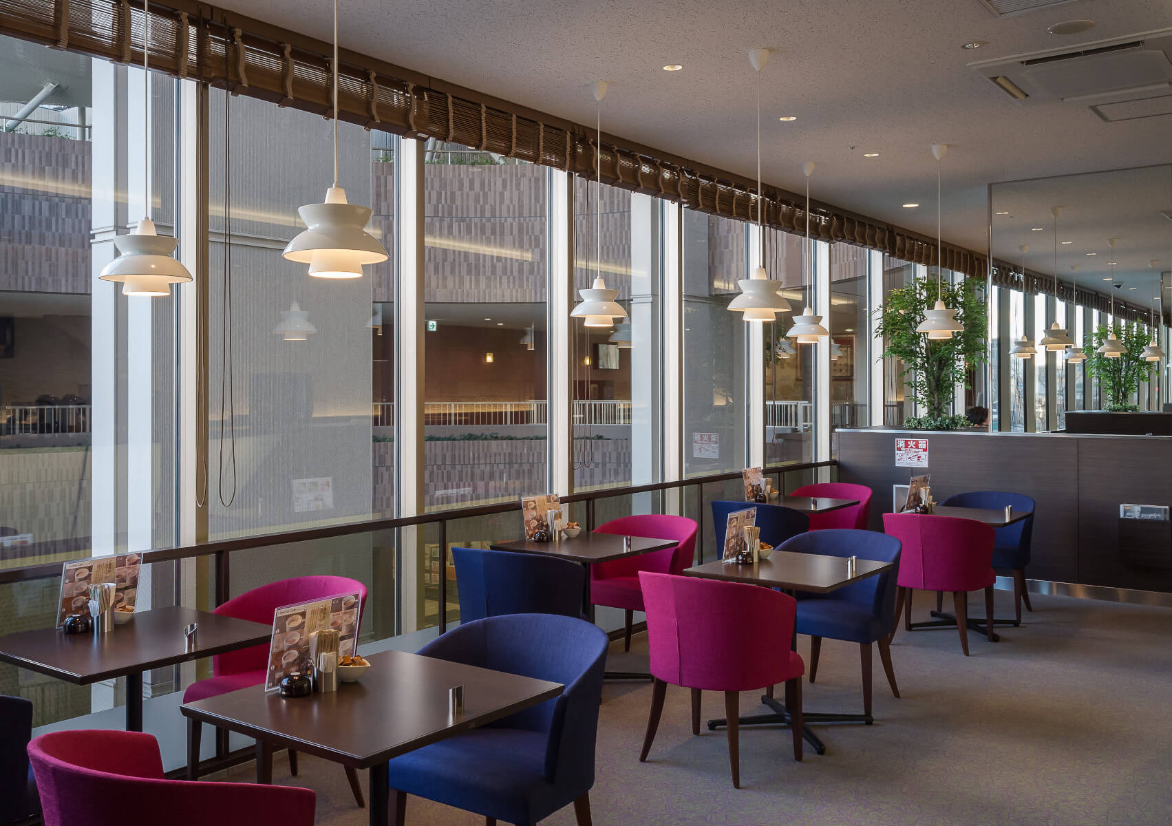 Design-Pendelleuchte Louis Poulsen Doo-Wop, stilvolle Leuchte mit indirekter Lichtverteilung für Atmosphäre.
