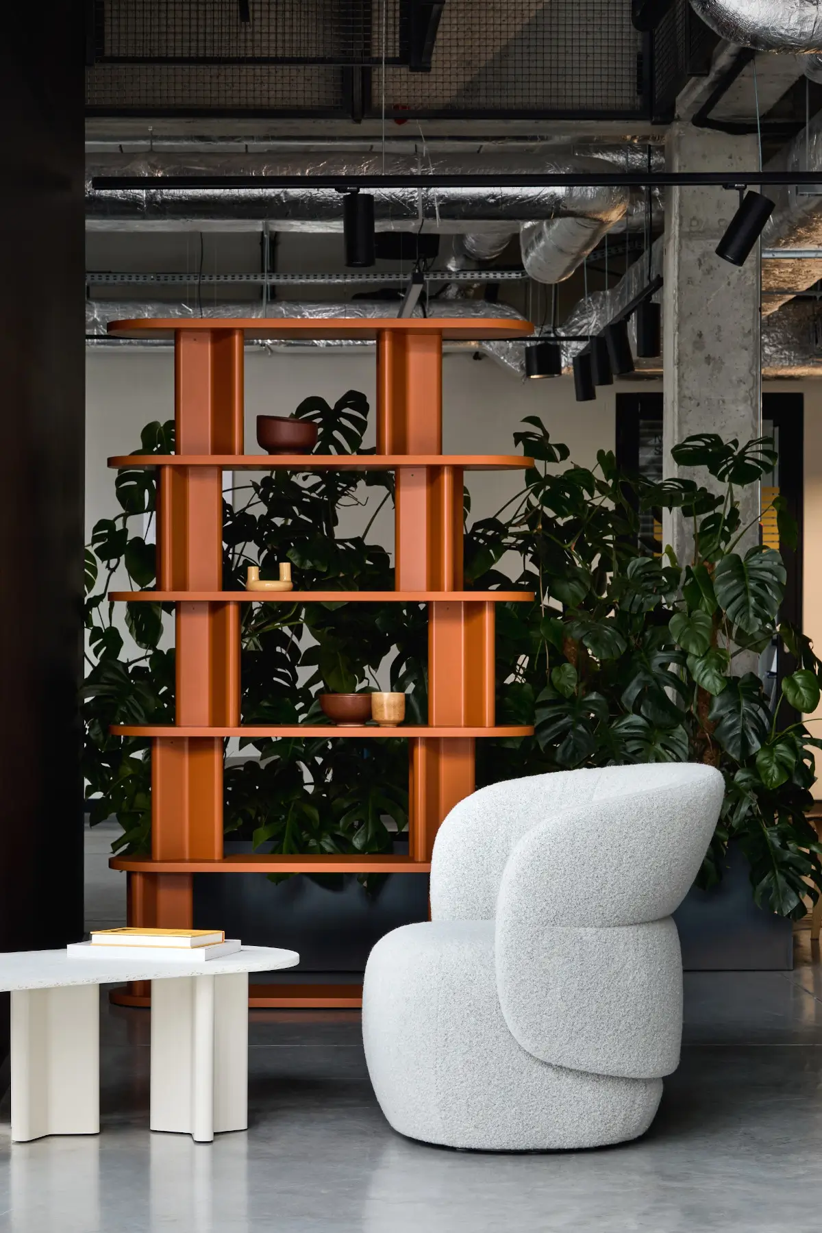 Noti Cactus Couchtisch 125 x 50 cm neben einem gepolsterten Sessel im modernen Lounge-Interieur