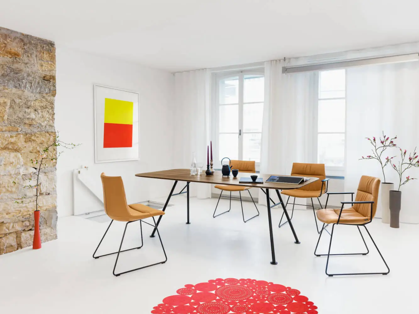 Girsberger Akio Steel Tisch in einem hellen Wohnraum mit hochwertigen Designmöbeln.