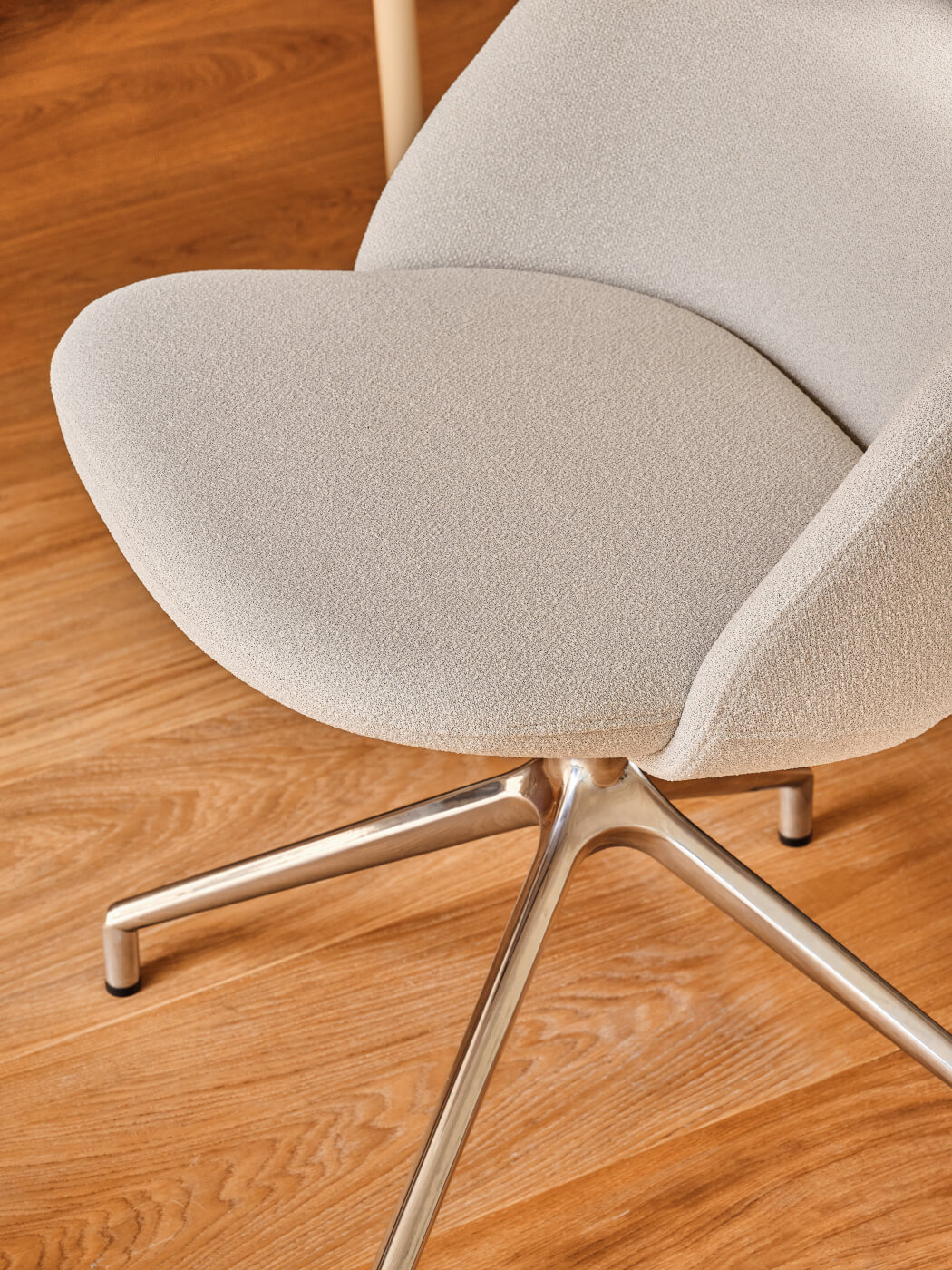 Paralel Sessel mit poliertem Aluminiumfuß