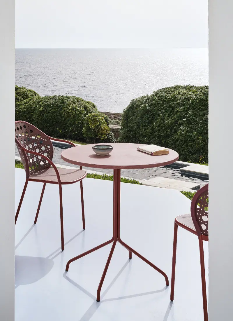 Gervasoni Brise Armlehnstuhl auf einer Terrasse mit Blick auf das Meer