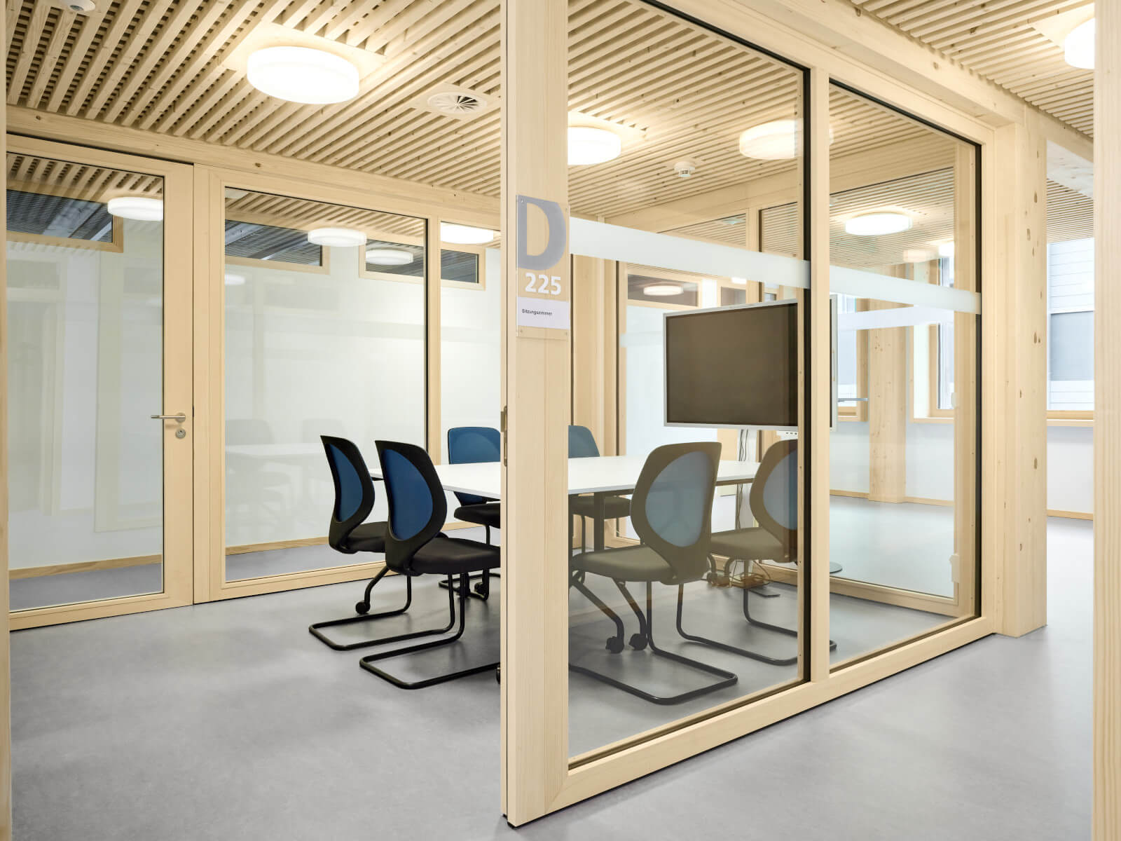 Giroflex 353-7504 Besucherstuhl mit komfortablem Polsterrücken und Armlehnen für Büro und Wartebereich