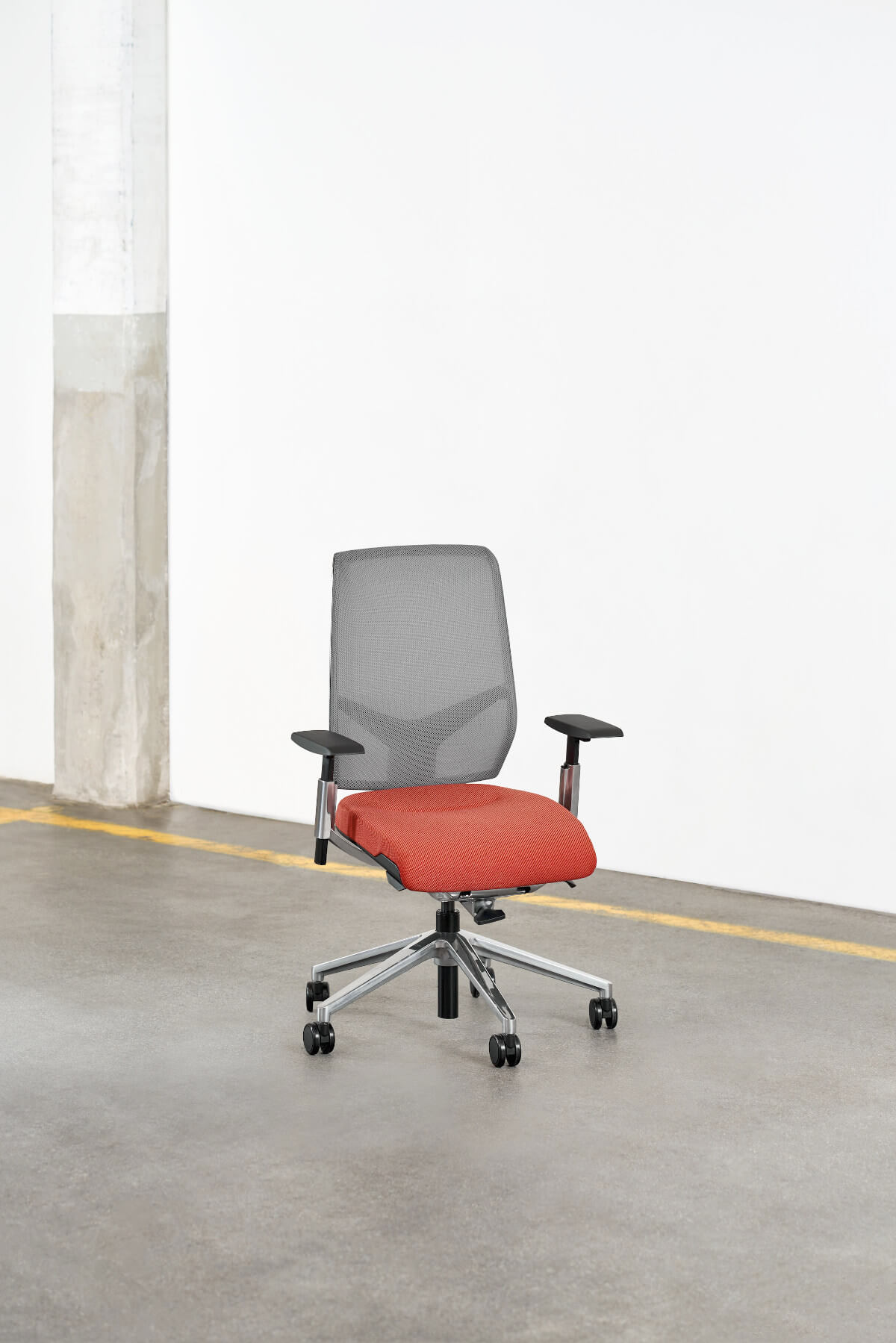 Robuster Giroflex Bürostuhl 68-3519, ergonomisch geformt mit luftdurchlässigem Netzrücken für hohen Sitzkomfort