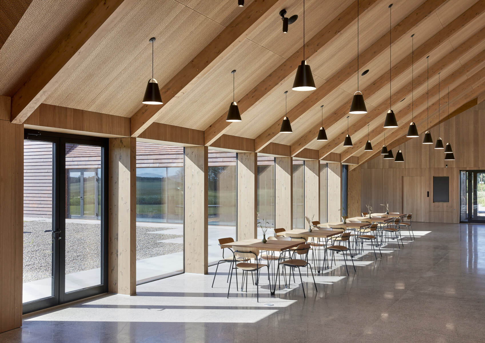 Louis Poulsen Above Hängelampe in Schwarz mit indirekter Lichtabgabe – ideal für Essbereich und Wohnzimmer.