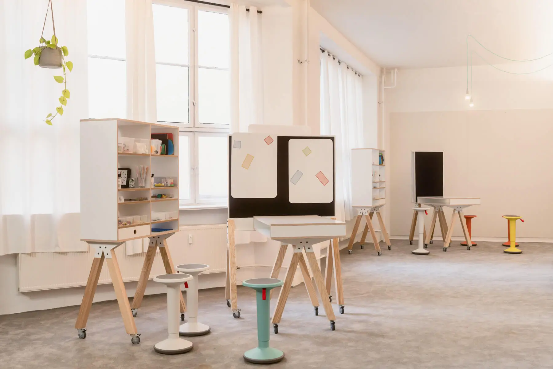 Interstuhl WHAT IF WE FLY WT205 Stehtisch in einem flexiblen Workshop- und Kreativbereich