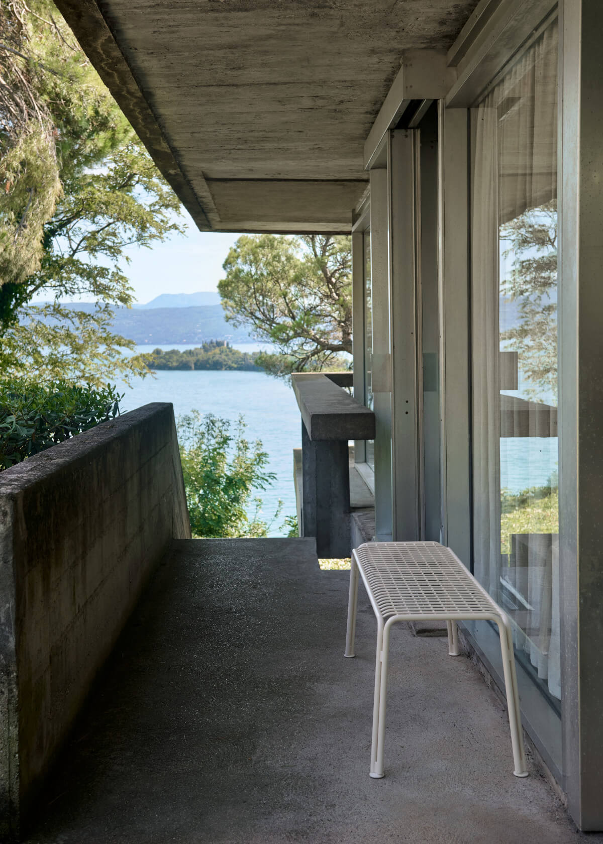 &Tradition Thorvald SC112 Gartenbank aus pulverbeschichtetem Stahl, moderne Outdoor-Bank für Terrasse und Garten.