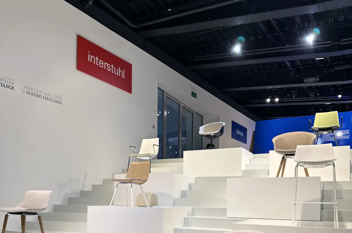 Interstuhl Arena mit ausgestellten Stühlen beim Werksbesuch von Smartambiente