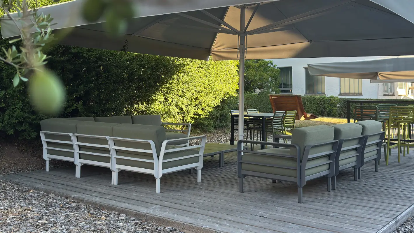 Outdoor-Ausstattung der Murrelektronik GmbH mit Möbeln von Nardi
