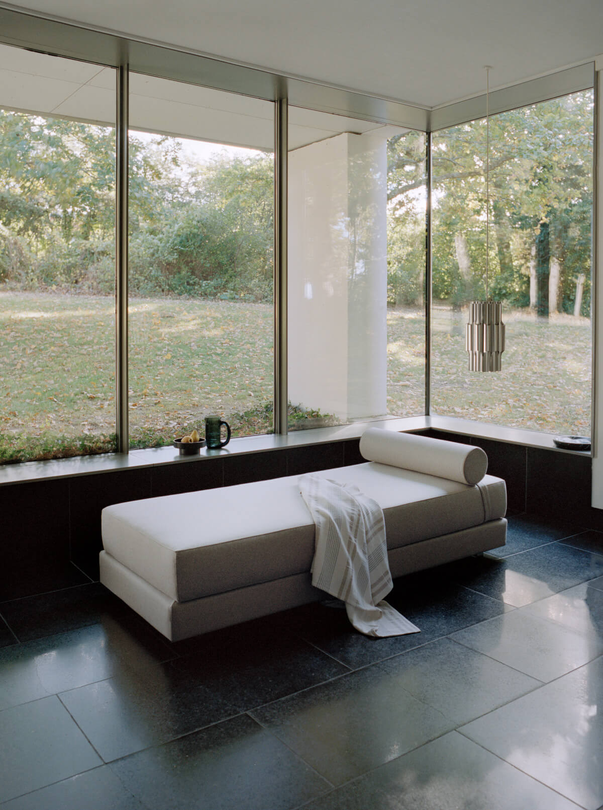 Softline Lubi Daybed als elegantes Schlafsofa mit klaren Linien und hohem Sitz- und Liegekomfort