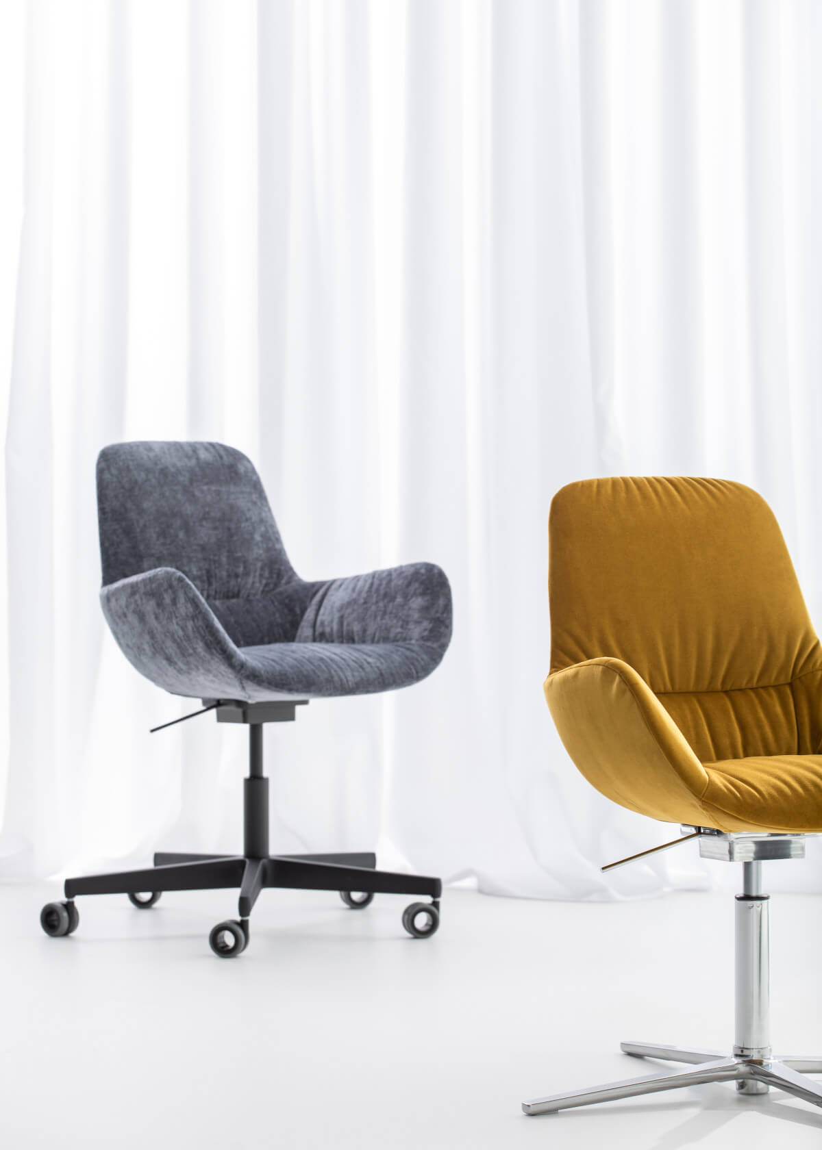 Wagner W-Club Compact ergonomischer Drehsessel mit poliertem 5-Strahl-Aluminiumgestell und bequemer Polsterung