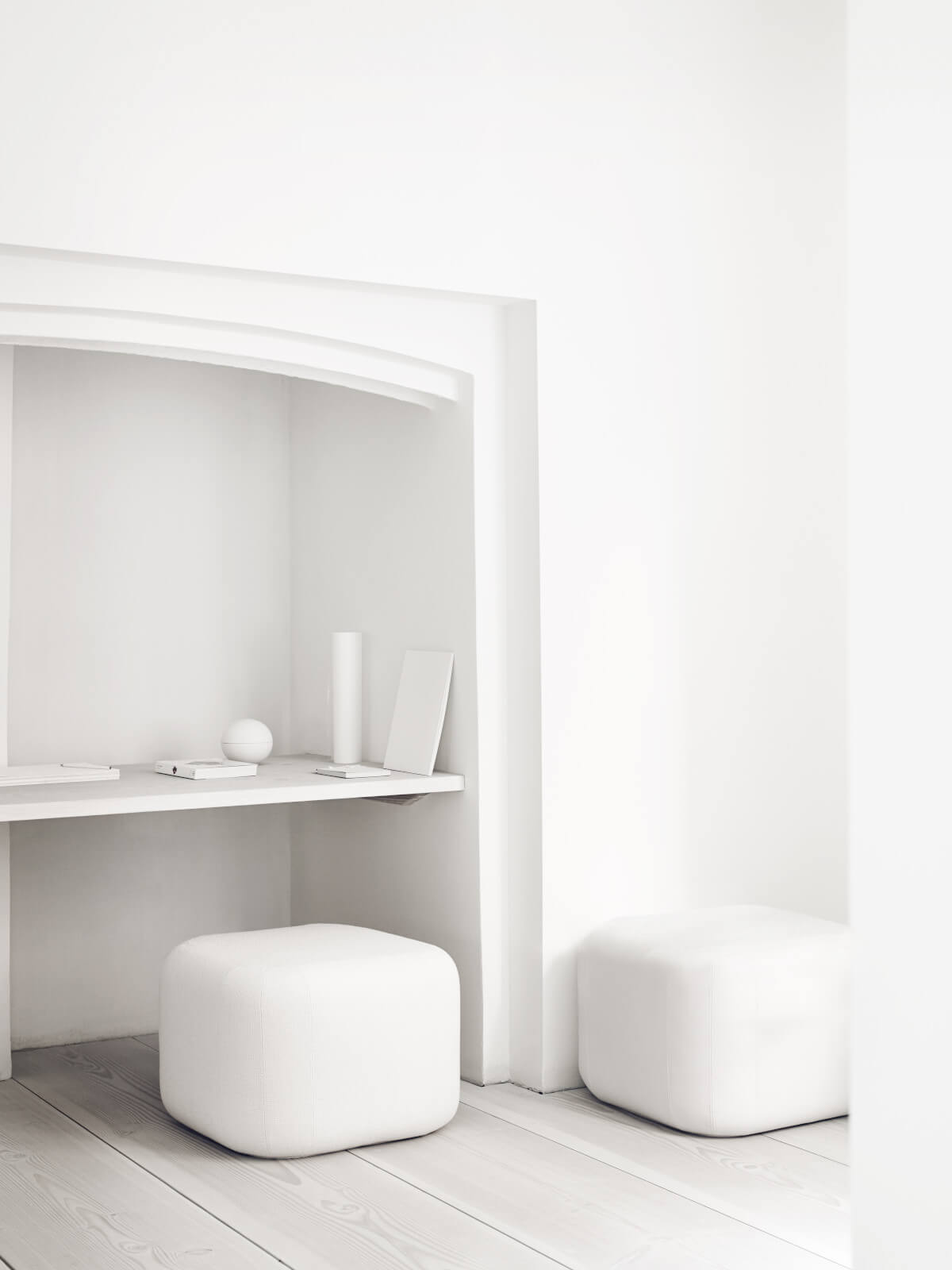 Softline Quadro Hocker mit klarer Form, moderner Polsterhocker im minimalistischen Design für Wohn- und Objektbereiche