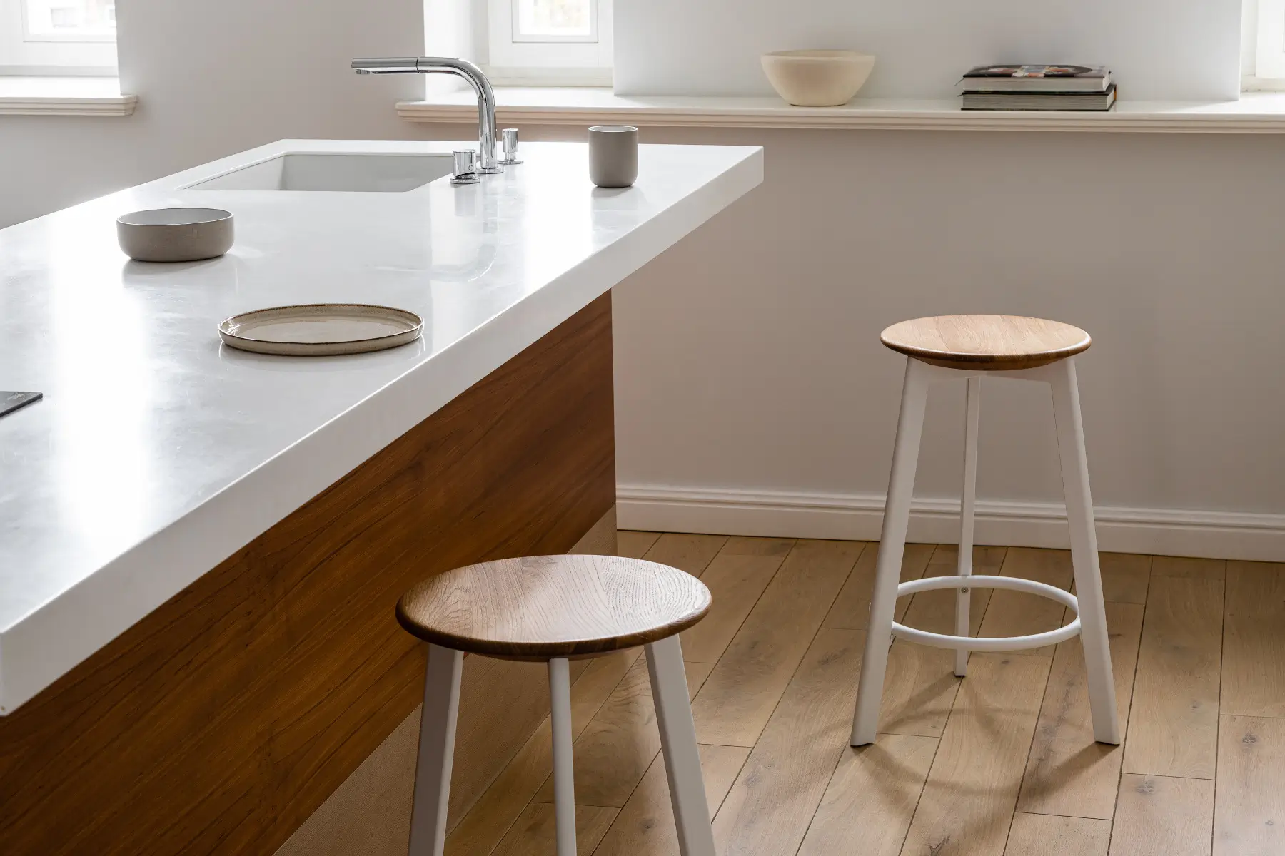 Noti Belem Barhocker 65 cm mit Holzsitz in verschiedenen Ausführungen im modernen Interieur