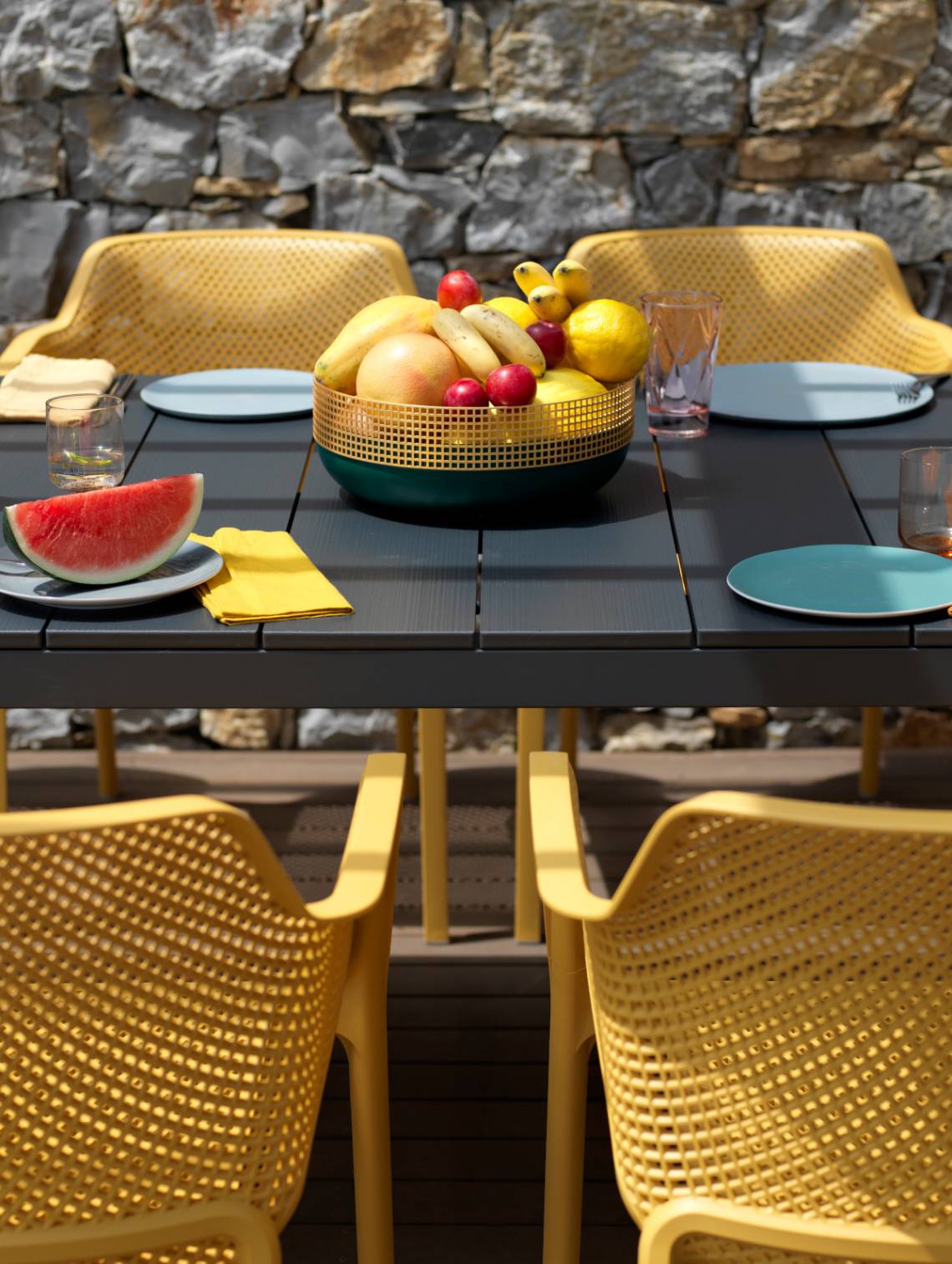 Nardi Net Armlehnstuhl – Pflegeleicht & Robust Nardi Net Armlehnstuhl im Balkon-Ambiente, flexibel kombinierbar und langlebig – stilvolles italienisches Design