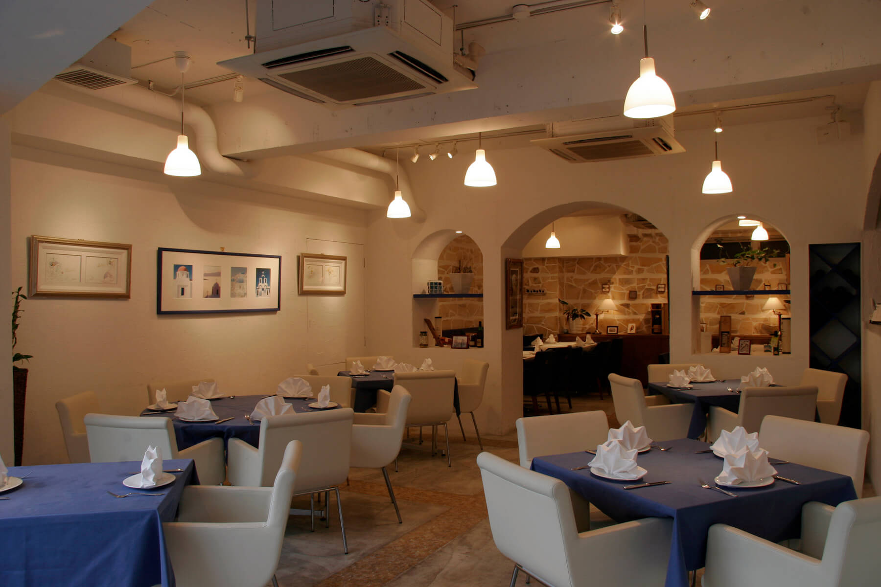 Louis Poulsen Toldbod Glas Pendelleuchte mit mundgeblasenem Opalglas für weiches, blendfreies Licht.