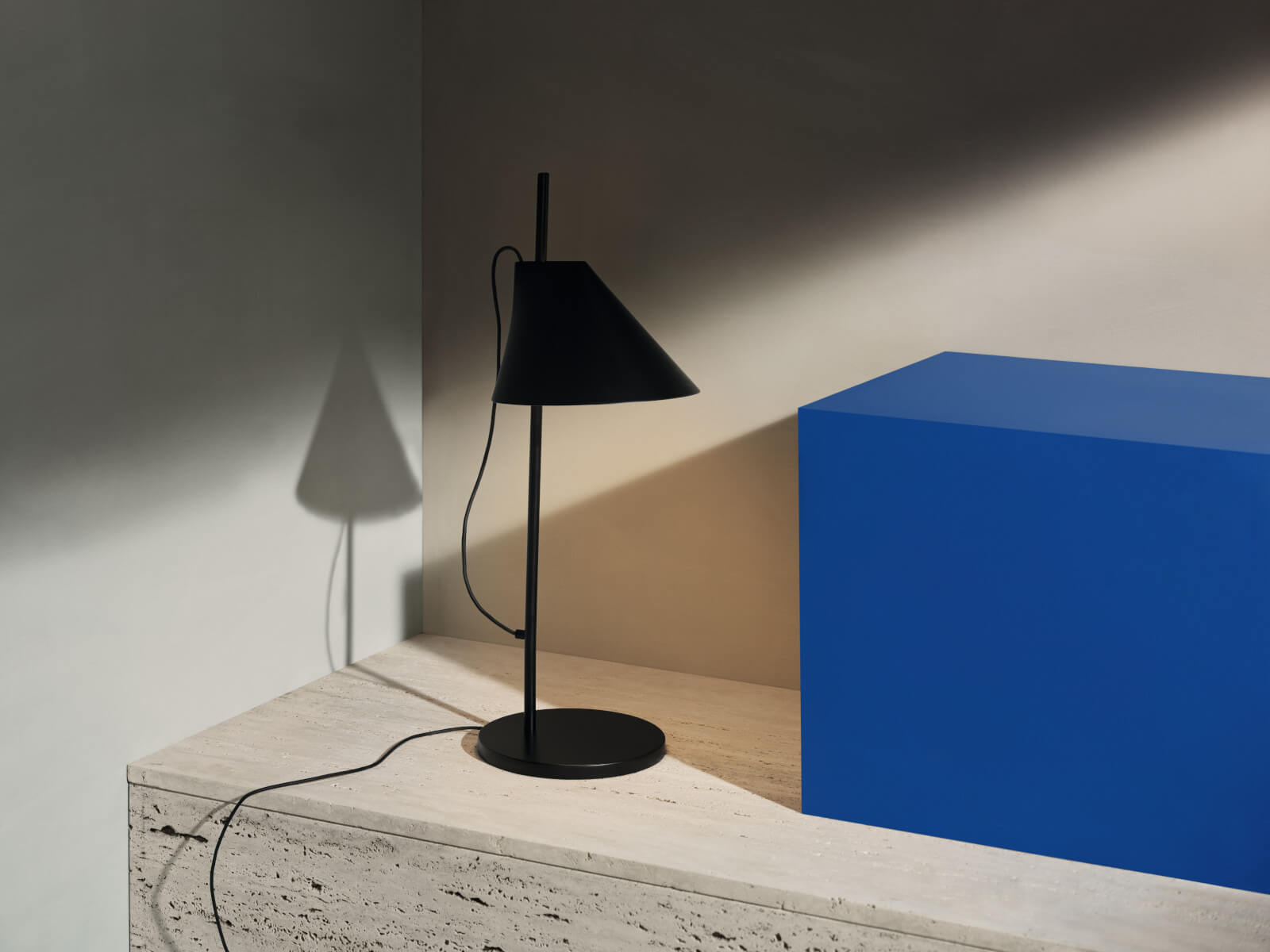 Louis Poulsen Yuh Tischleuchte, minimalistische Designerlampe für warmes, stimmungsvolles Licht.