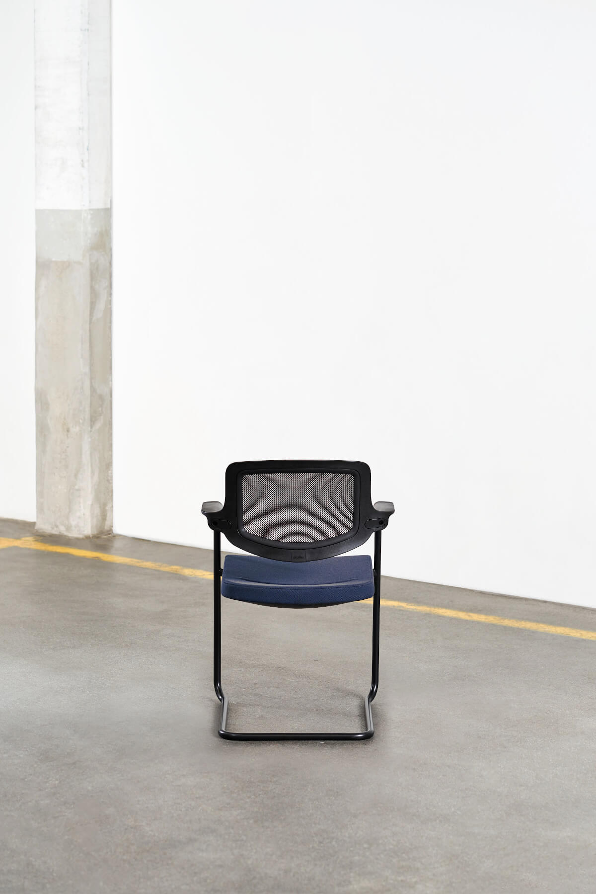 Giroflex 161-6403 Freischwinger Besucherstuhl mit komfortablem Netzrücken