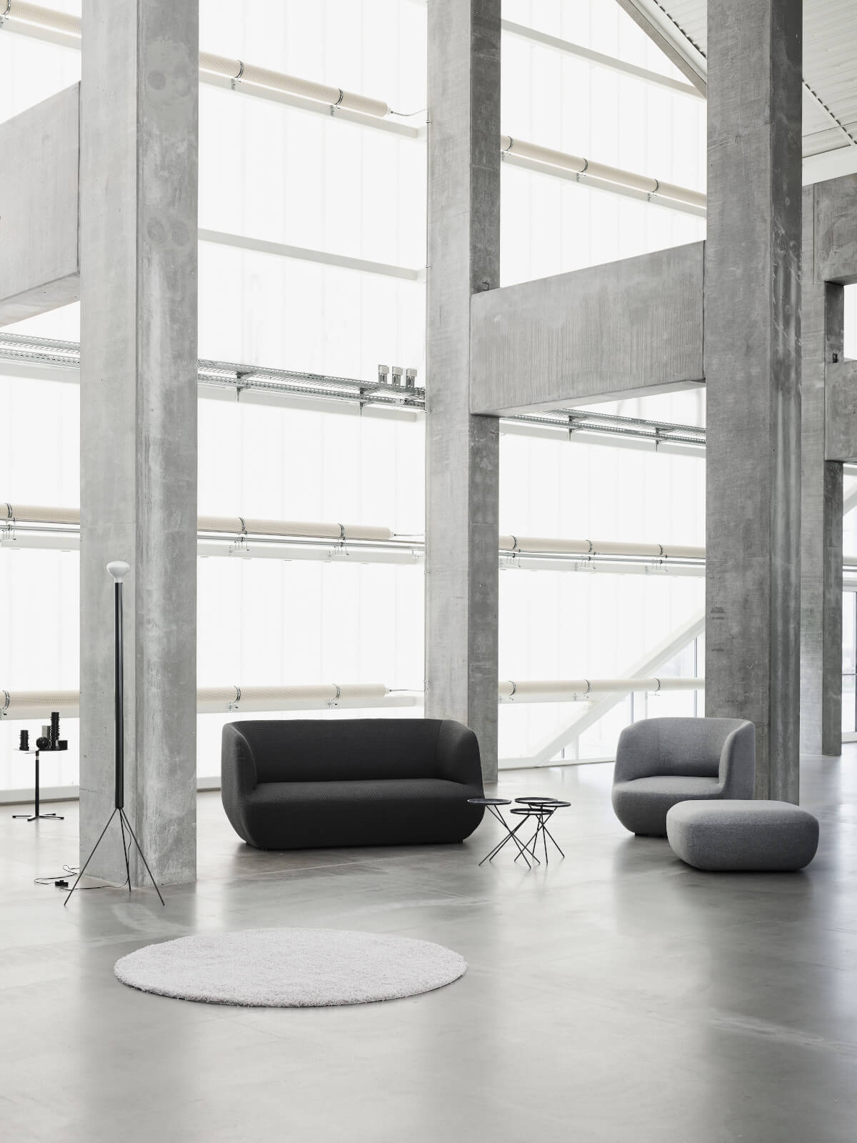 Softline Clay Hocker im zeitlosen Design, bequemer Polsterhocker und flexibler Sitzhocker für moderne Räume