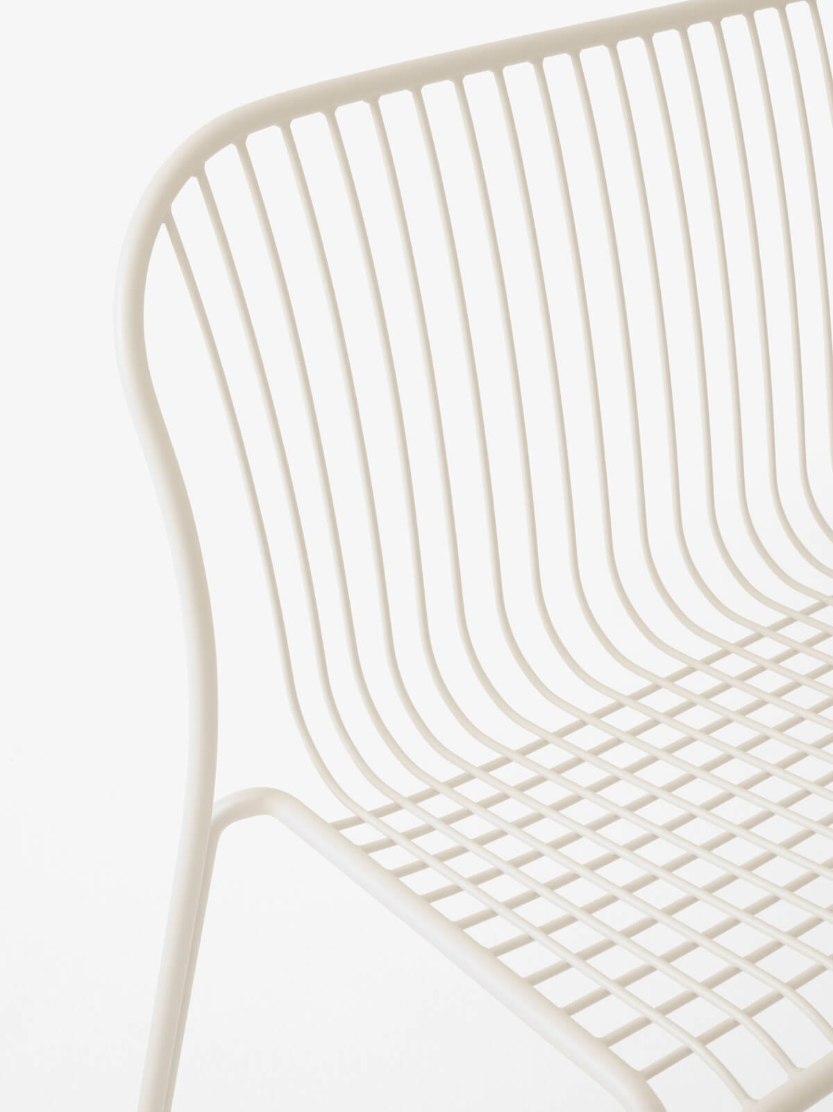 &Tradition Thorvald SC111 Gartenbank Ivory aus pulverbeschichtetem Stahl, robuste und moderne Outdoor Bank