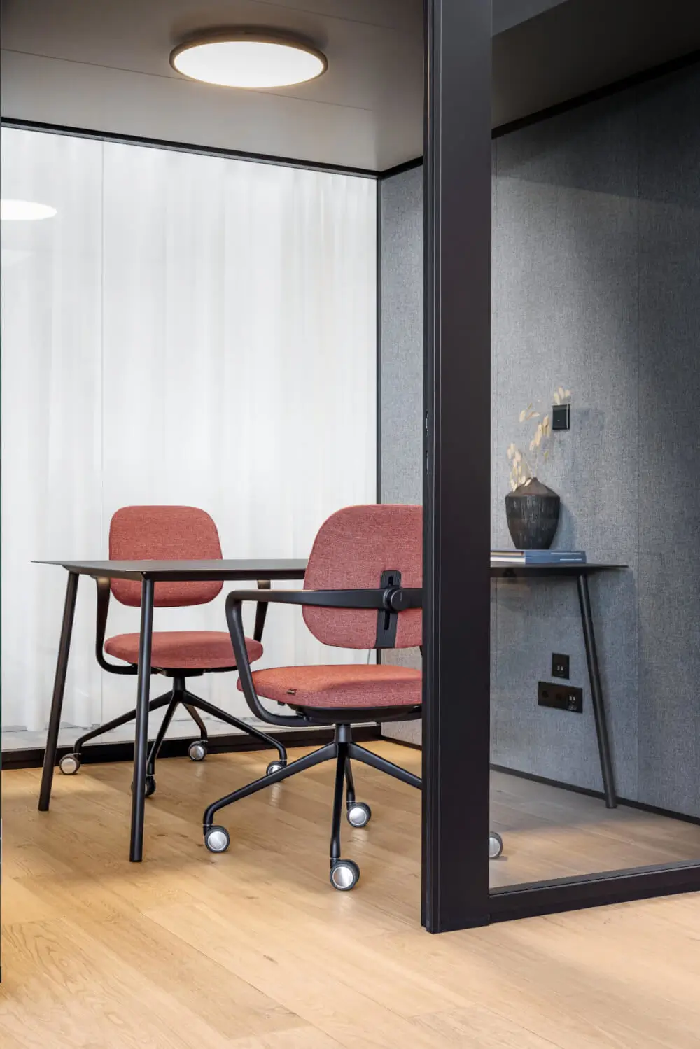 Girsberger Ategra Bürostühle an einem Besprechungstisch für moderne Meetings und Teamarbeit.