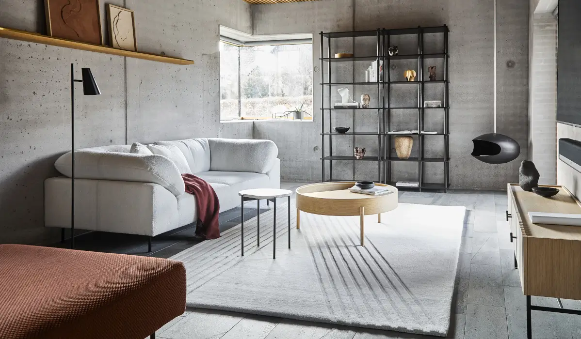 stehleuchte-neben-sofa-kleines-wohnzimmer.webp?width=3000